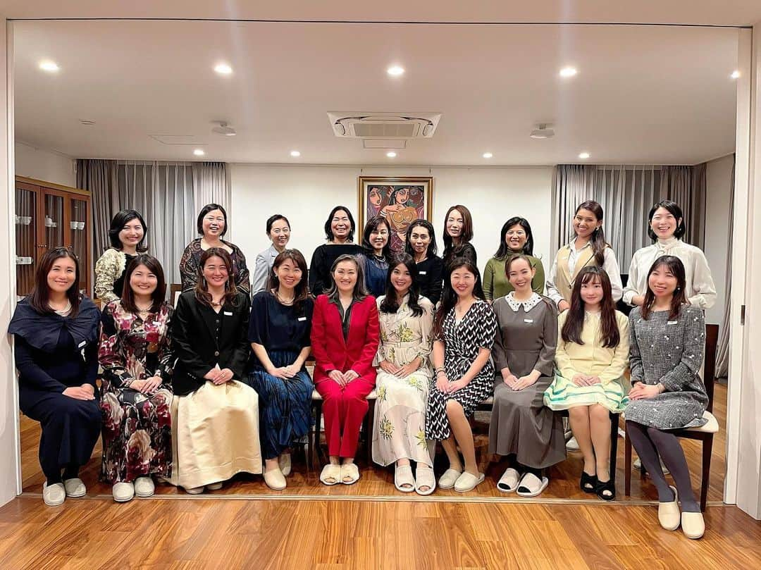 加藤美佐子のインスタグラム：「☘️スリランカ大使公邸にて国際マナーエチケット講座☘️  駐日スリランカ大使夫人で日本人のぺルラ雅子さんよりお誘いを受けて✨  国際マナー講座に参加させていただきました😊❣️  雅子さんはニューヨーク、ケニア、イタリア、ノルウェー、ベルギー、アメリカなど様々な国に赴任☘️  国際的なマナーやコミュニケーションの重要性を直に学べるレッスンです😊  堅苦しくはなく、参加した皆様と一緒に実践を交えながら 日々の生活にも取り入れられます。 幼少の時期から学べると海外で活躍する際に役立つので 子供向けのレッスンもあると良いなと思いました🥰☘️  参加された皆様も素敵な方ばかりで 次回来年を予定しているそうですが今から楽しみです💓  レッスンのお知らせは雅子さんのインスタから確認出来ますよ 楽しみながら学びましょう😆✨✨✨  ⁡ ⁡ ⁡ ⁡ ☘️一般社団法人笑顔プラス子供支援協会☘️ ⁡ 児童養護施設・支援ホーム・一人親家庭の親子支援 ⁡ @egao.plus web はプロフィールよりリンク ⁡ ✨笑顔の種まき活動✨ ■浅草はなやしき貸し切り 200名ご招待 ■ラグビー観戦100名ご招待 ■海上保安庁見学会 ■イチゴ狩りご招待 ■親子頭皮マッサージセミナー 施設定期訪問 ⁡ ⁡ #笑顔プラス #笑顔プラス子供支援協会 #子供支援 #ひとり親家庭支援 #笑顔が1番 #😊😊😊 #非営利団体 #遊園地貸切招待 #スリランカ #スリランカ大使館 #スリランカ大使夫人 #ペルラ雅子さん」