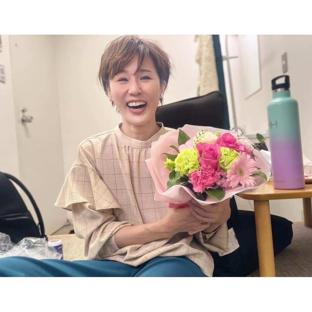 にしおかすみこさんのインスタグラム写真 - (にしおかすみこInstagram)「#テレ東#なないろ日和  番組からお花と 香坂さんにマフラーと靴下いただいてしまいました✨✨😍🙌🤩  わーい✨🤩  わーい✨✨🤩🙌😍  49歳になる。。ぐへぇぇ😳😚」11月17日 13時23分 - nishioka_sumiko