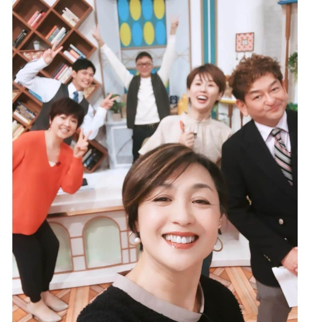 にしおかすみこのインスタグラム：「#テレ東#なないろ日和  番組からお花と 香坂さんにマフラーと靴下いただいてしまいました✨✨😍🙌🤩  わーい✨🤩  わーい✨✨🤩🙌😍  49歳になる。。ぐへぇぇ😳😚」