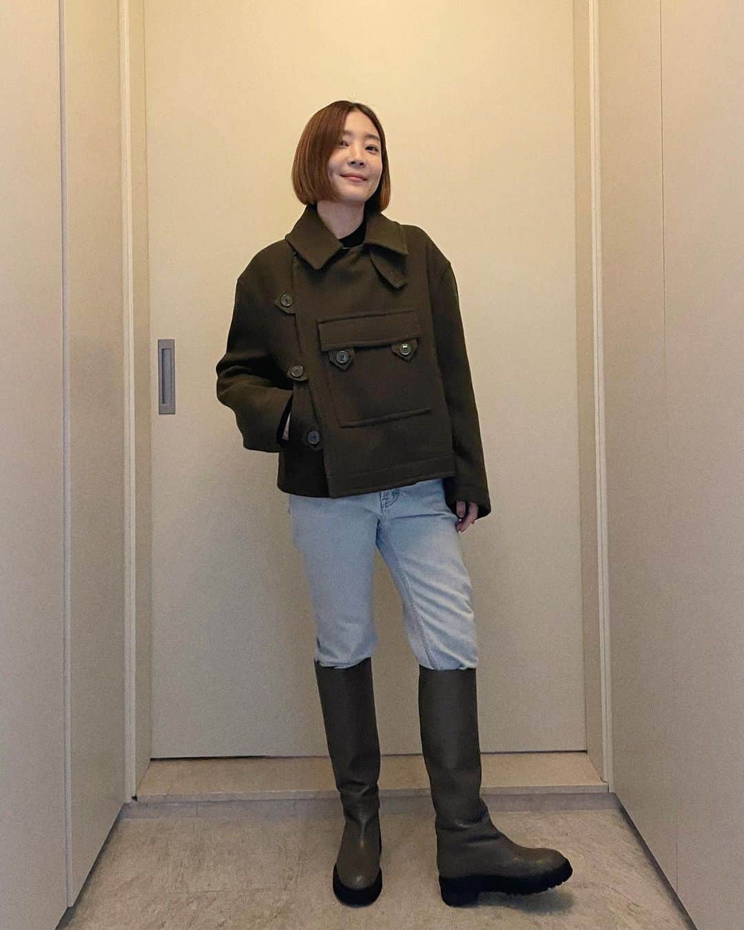 シン・ダウンのインスタグラム：「짜잔 -  신다은x홈그로운서플라이 이벤트를 제가 데려왔져요🙈🎵  잠시 후 2시 부터 21일 자정까지 5일동안만  제 프로필 링크 를 통해서 비밀코드 'DAEUNHGS'를 입력하면 15% 할인적용되여 구매 가능 하다고 해요   11/17 14:00 - 11/21 24:00 (5DAYS)  비밀코드 DAEUNHGS  피드에 입고 있는 아우터 세개만 적용 가능   그리고 홈그로운 팀에서 우리에게 선물까지 내어 주셨어요 🫢🩶  🎵코드를 통해 구매해주신 분들 중 선착순 30분께 울 베레모를 증정 🎵구매 후기를 인스타그램에 #DAEUNHGS 해시태그 하여 게시물로 남겨주신 분들 중 다섯분에게 티셔츠를 증정,한 분 에겐 듀펠센터닷컴에서 사용할 수 있는 적립금 100,000원을 드립니다  당첨자는 24일  제 인스타 스토리에서 발표 합니다!   @homegrown.svpply🎵」