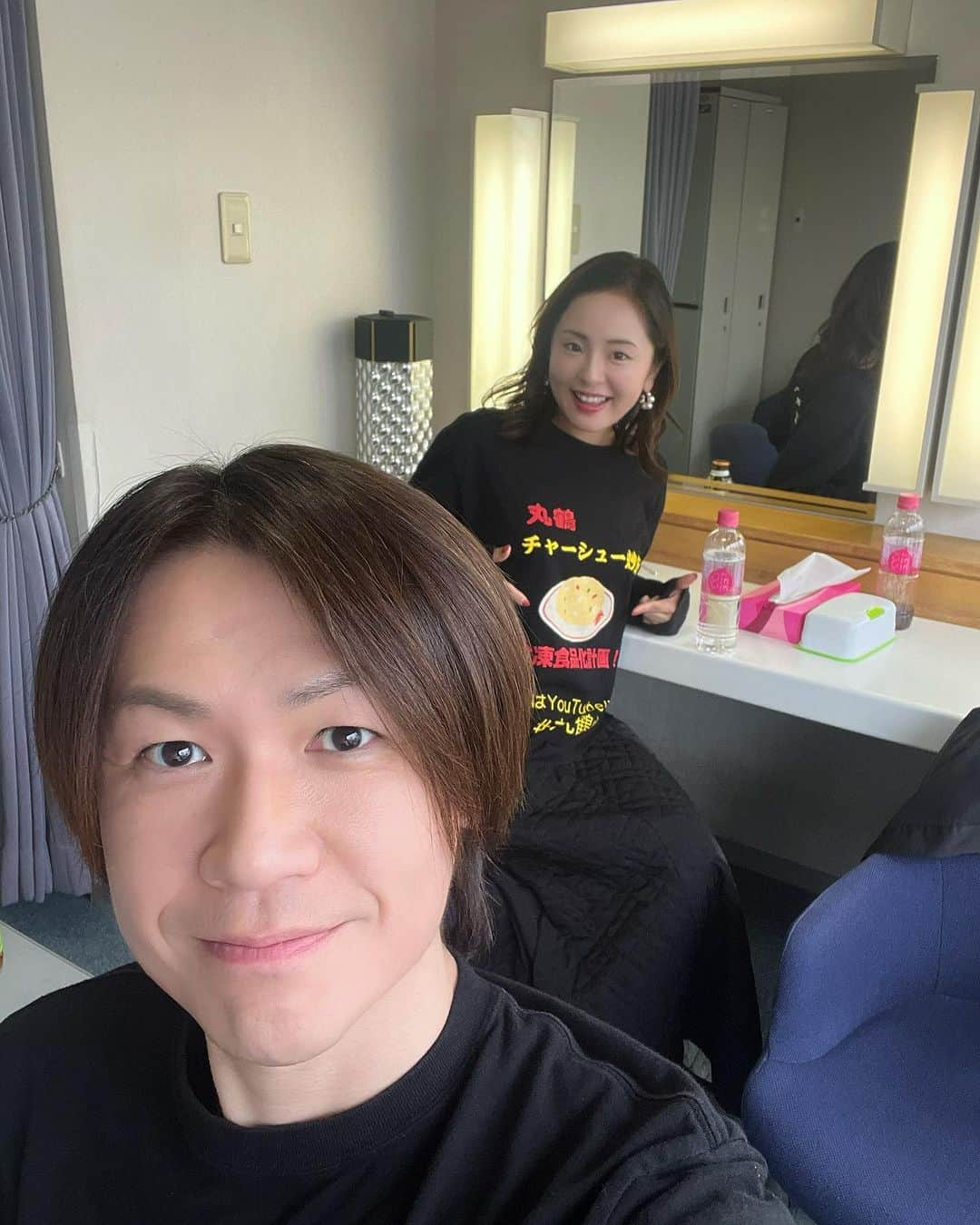 城咲仁さんのインスタグラム写真 - (城咲仁Instagram)「今日は久しぶりに夫婦でテレビ収録 放送日は解禁になり次第お知らせ致します  間もなく収録 リハ終わりの待ち時間中です  本日も丸鶴魂にて丸鶴チャーシュー炒飯ご購入できます 丸鶴本店の再会はしばらくお待ちください  【お知らせ】 城咲仁プロデュース初のフライパン4点セットが 11/22日に発売になります めちゃくちゃオシャレで焦げ付きにくく 熱の伝導率に優れたフライパンになります お楽しみに！  ◆「あの人のチャーハン」のインタビュー記事の前編、ただいま公開になりました チャーハンを通して26年ぶりに父と和解した(元カリスマホスト、タレント・城咲仁) 【前編】  https://nhkbook-hiraku.com/n/n67fe632c67f6  後編は12/15配信予定です。  ◆街録ch【YouTube】に2回目の出演致します 11/18日（土）18:00〜公開になります  ◆11/22日（水）朝7:00時QVC初めての枠に出ます 城咲仁プロデュースのフライパンセットを紹介致します！テレビ通販⭐️初登場です めちゃくちゃオシャレで軽くて何より焦げ付きにくいすごいフライパンになります。  ◆11/22日皆様からのたくさんのお声にお応えすべく 丸鶴魂一周特別感謝セットを再販売致します 今回限りの特別セットになります チャーシュー炒飯3食、エビ炒飯2食【新商品】 おつまみチャーシュー【新商品】 丸鶴オリジナルロゴ入りMyレンゲ【非売品プレゼント】のセットになります 詳しくは丸鶴魂をご覧下さい  https://maruturusoul.base.shop  ◆11/25日（土）お昼12:00時よりQVC生放送  ◆ 12/21日発売、週刊女性1205号で現代のホストについてのインタビューを受けています 是非ご覧ください  #城咲仁  #プロデュース #フライパン #丸鶴魂 #丸鶴炒飯 #町中華 #街録ch  #qvc #インタビュー #週刊女性」11月17日 13時25分 - shirosaki_jin_official