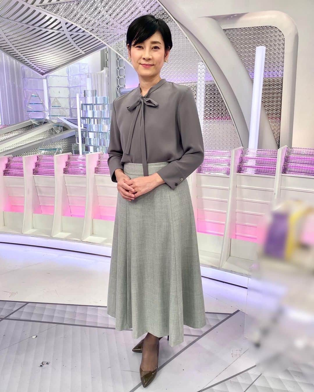 フジテレビ「Live News days」さんのインスタグラム写真 - (フジテレビ「Live News days」Instagram)「きょうは立本アナに代わり、勝野アナがニュースをお伝えしました！  午後は北日本を中心に雨や風が強まり、東海や関東はしだいに晴れそうです。  週末は西日本で雪が降るところがありそうなので、お出かけには充分にお気をつけください。  島田アナ SK：#theoryluxe @theory_luxe_official BL：#theory @theory_jp ピアス：#lanvinenbleu @lanvin_en_bleu_womens  #島田彩夏 #立本信吾 #安宅晃樹 #竹内友佳 #アナウンサー #フジテレビ #ライブニュースデイズ #livenewsdays #ファッション #コーディネート」11月17日 13時26分 - live_news_days