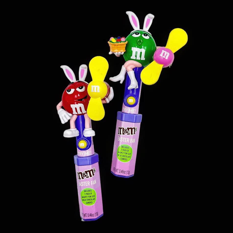 おもちゃやSPIRALのインスタグラム：「2007年 m&m's fan 入荷しました🫧✨  ボタンを押すと回転します🎀」