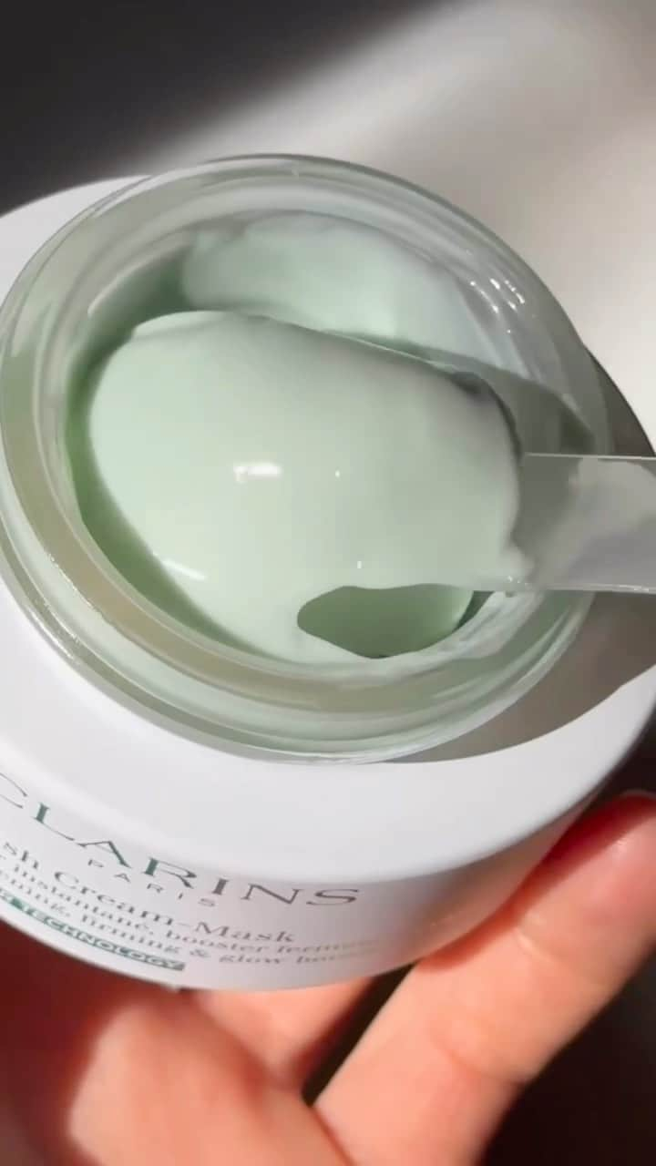 CLARINSのインスタグラム：「6 reasons why you’ll love Cryo-Flash Mask 🩵  #clarins #cryofacial #cryotherapy #facemask」