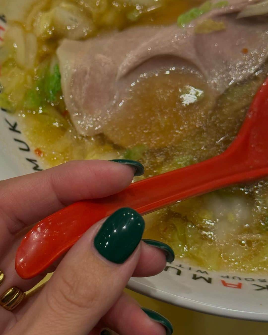 宮川由衣子さんのインスタグラム写真 - (宮川由衣子Instagram)「. 数年前の朝方に食べた以来の🍜🍥 あっさりしてて水かのようにスープを飲み干した☺️💦 ラーメンは飲み物って本当だったんだなぁ #どこの迷信だよ」11月17日 13時29分 - yuiko_miyagawa