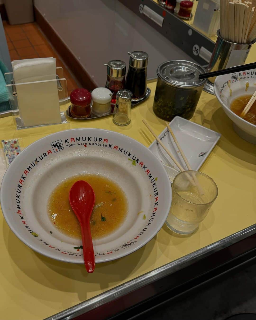 宮川由衣子のインスタグラム：「. 数年前の朝方に食べた以来の🍜🍥 あっさりしてて水かのようにスープを飲み干した☺️💦 ラーメンは飲み物って本当だったんだなぁ #どこの迷信だよ」
