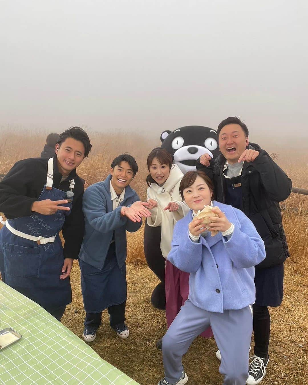 池田航さんのインスタグラム写真 - (池田航Instagram)「水卜アナ、すごい食べっぷり💕 熊本よかとこばい😍🧸 今日は朝5時50分からZIP！生中継出演させていただきました✨️！  熊本2回目の旅するエプロンですが 本当に素敵な街並み、食が揃う場所ですね🤩  何度来ても楽しい！！美しい！ 阿蘇神社でお参りも出来たし🥰 最高でした！ 水卜アナにも熊本の食材を贅沢に使ったハンバーガーを食べていただけて 嬉しかったです✨️！！🍔  今日も素敵な食材と暖かい現地の方達との出会いに感謝💓   次回もお楽しみに☀️  朝お仕事で見られない方に、旅するエプロンTikTokが開設されました！ 【旅するエプロン】でTikTok検索すれば見られます✨️ ぜひフォローよろしくお願いいたします😍  #ZIP #旅するエプロン #スピッツ #Spitz #ZIPファミリー  #水卜麻美 さん  #池田航  @kohcooking    #伊藤楽  @gaku_jh122」11月17日 13時31分 - kohcooking