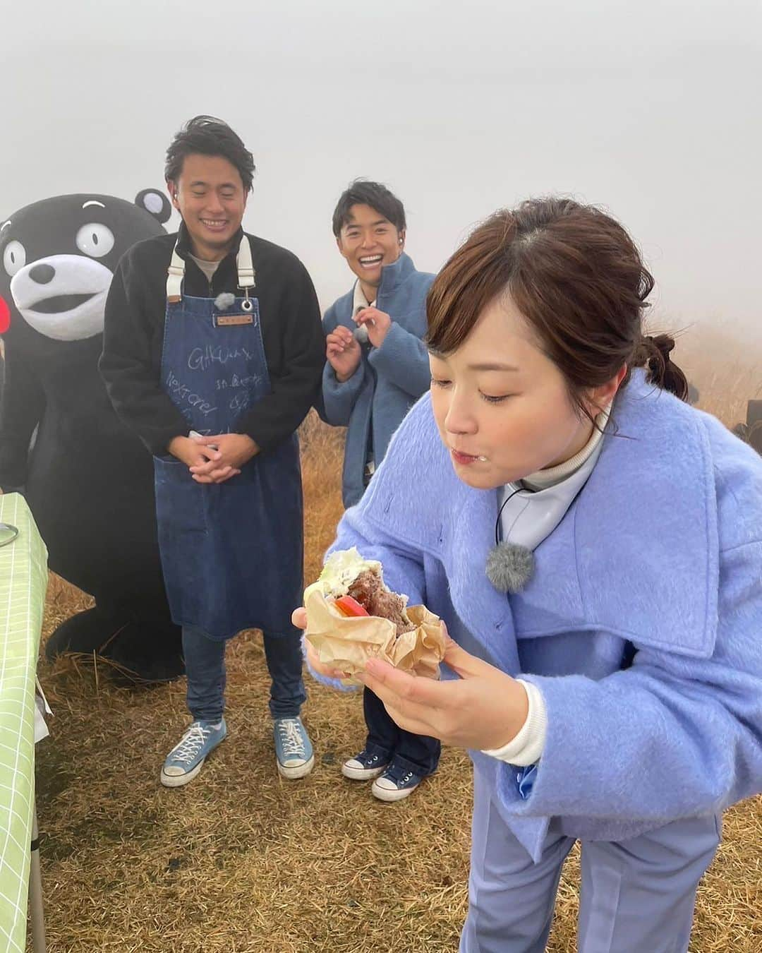 池田航さんのインスタグラム写真 - (池田航Instagram)「水卜アナ、すごい食べっぷり💕 熊本よかとこばい😍🧸 今日は朝5時50分からZIP！生中継出演させていただきました✨️！  熊本2回目の旅するエプロンですが 本当に素敵な街並み、食が揃う場所ですね🤩  何度来ても楽しい！！美しい！ 阿蘇神社でお参りも出来たし🥰 最高でした！ 水卜アナにも熊本の食材を贅沢に使ったハンバーガーを食べていただけて 嬉しかったです✨️！！🍔  今日も素敵な食材と暖かい現地の方達との出会いに感謝💓   次回もお楽しみに☀️  朝お仕事で見られない方に、旅するエプロンTikTokが開設されました！ 【旅するエプロン】でTikTok検索すれば見られます✨️ ぜひフォローよろしくお願いいたします😍  #ZIP #旅するエプロン #スピッツ #Spitz #ZIPファミリー  #水卜麻美 さん  #池田航  @kohcooking    #伊藤楽  @gaku_jh122」11月17日 13時31分 - kohcooking