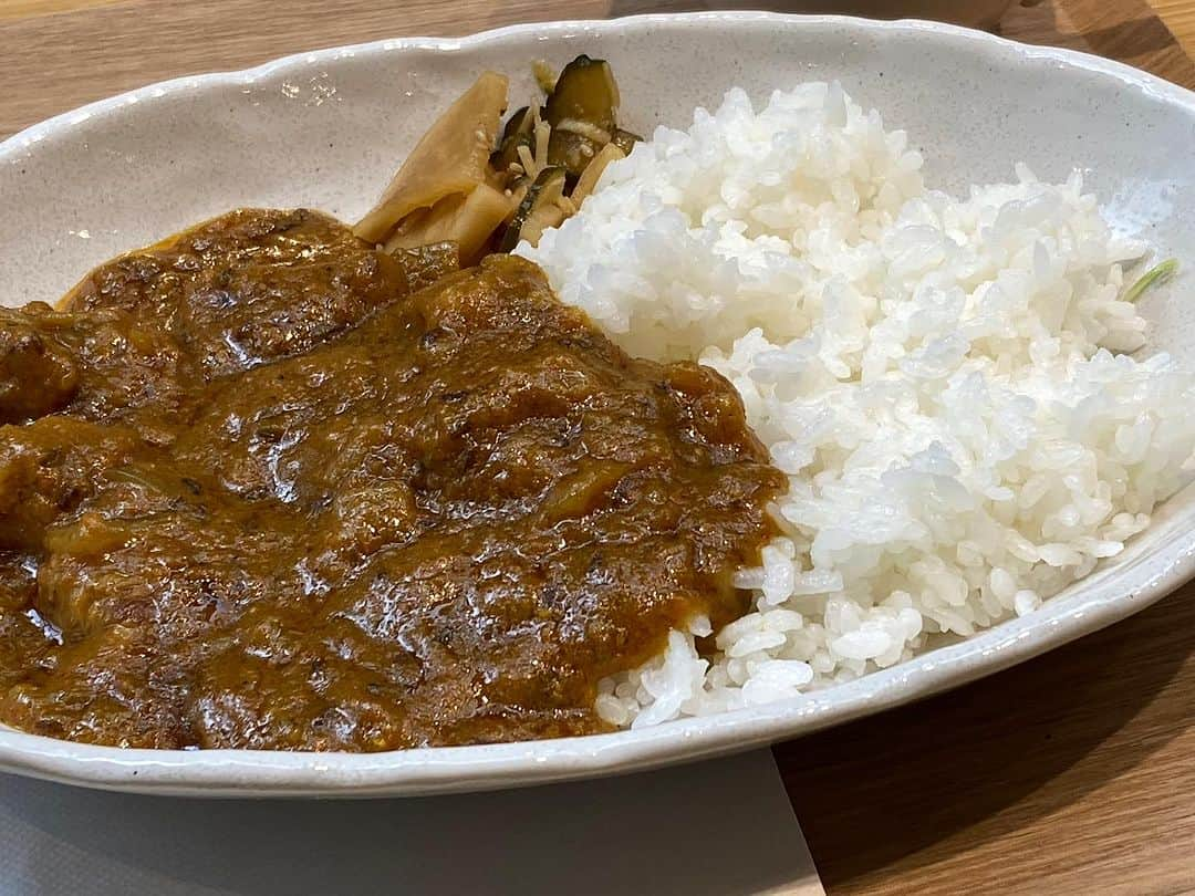 柳家さん生のインスタグラム：「11/17お出かけでお昼ご飯…地場もん屋食堂にて ポークカレー🍛 辛口でした😅まぁカレー好きならさほどでもないのかも… 外庭にこの雨の日に猫がと思ったら🐈置物でした😅よく出来てる😃」