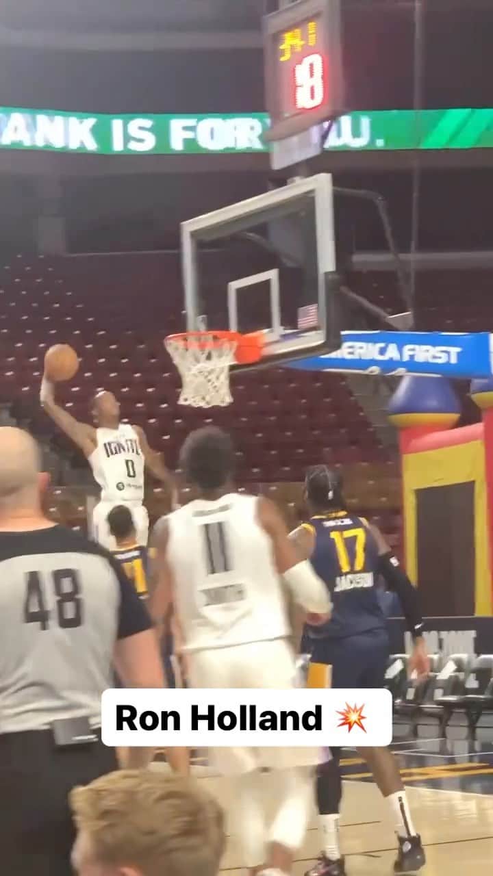 NBAのインスタグラム：「Courtside view of Ron Holland throwing down for the @gleagueignite 💥」