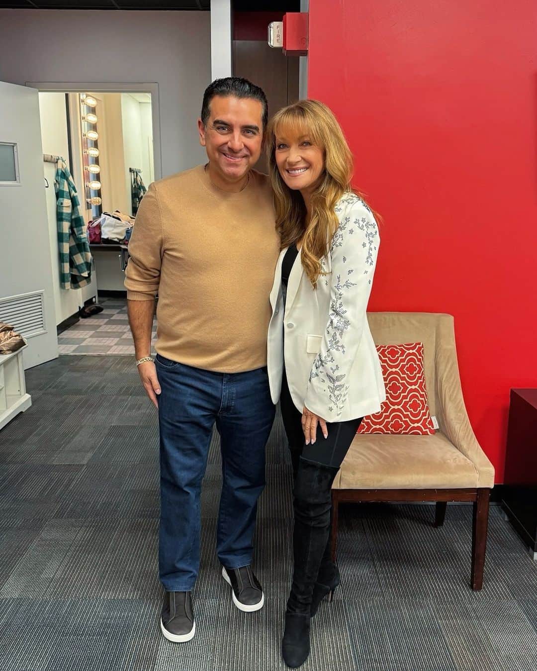 ジェーン・シーモアのインスタグラム：「This man is proof that life is what you bake of it! 😄🍰 With @buddyvalastro, the Cake Boss himself! 🤍⁣ ⁣ If you could have Buddy make you any cake, what would it be? 🤔」