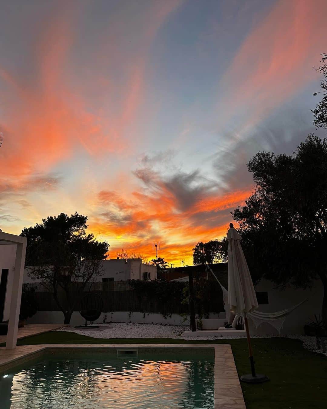 WOUTER PEELENのインスタグラム：「Ibiza skies are no joke 🔥」