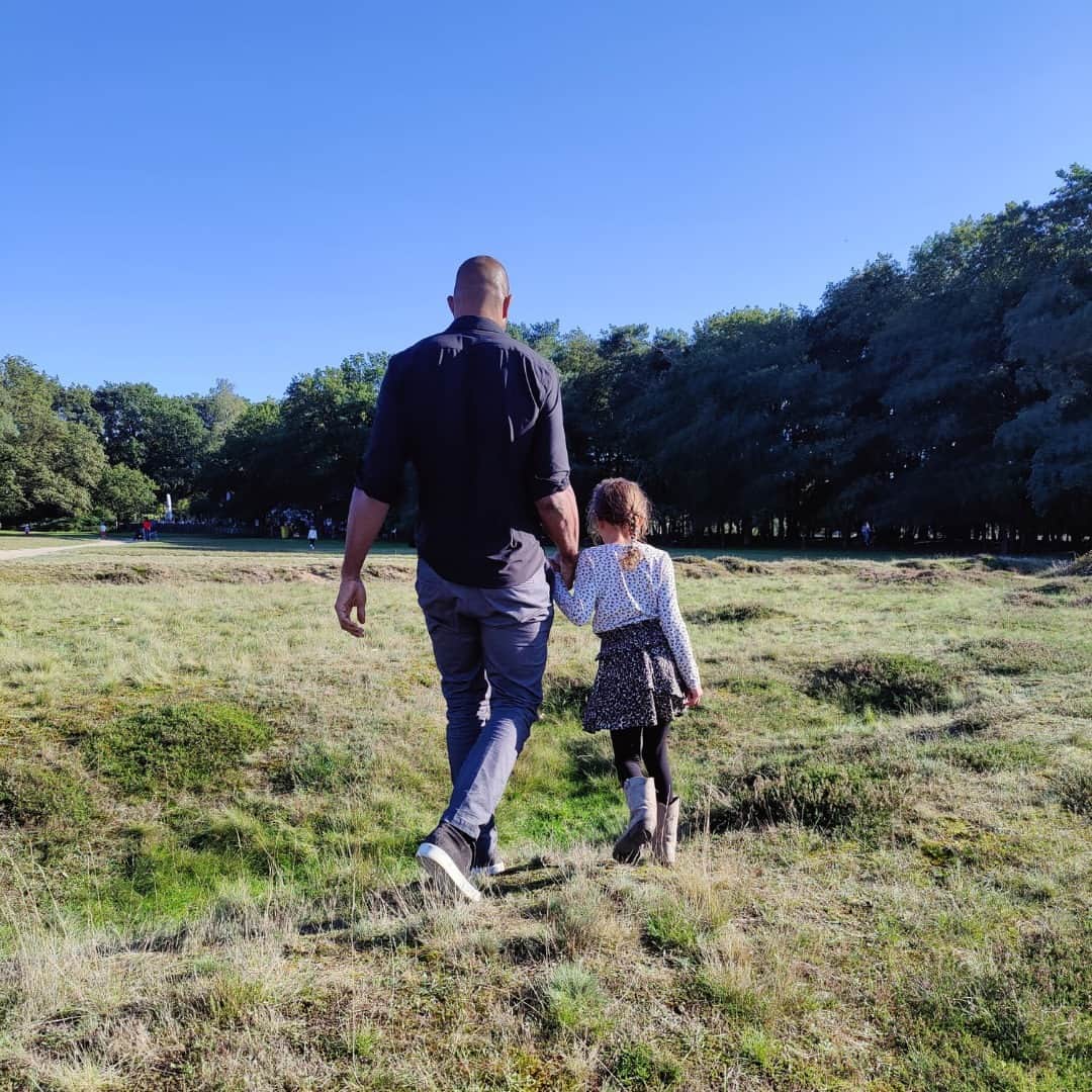 アリスター・オーフレイムのインスタグラム：「Guiding her steps, cherishing the moments ❤️」
