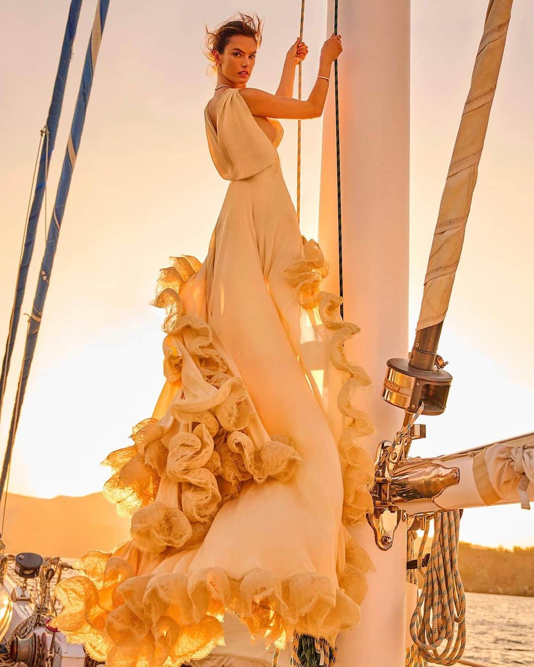 アレッサンドラ・アンブロジオのインスタグラム：「💛⛵️📸 @stewartshining」