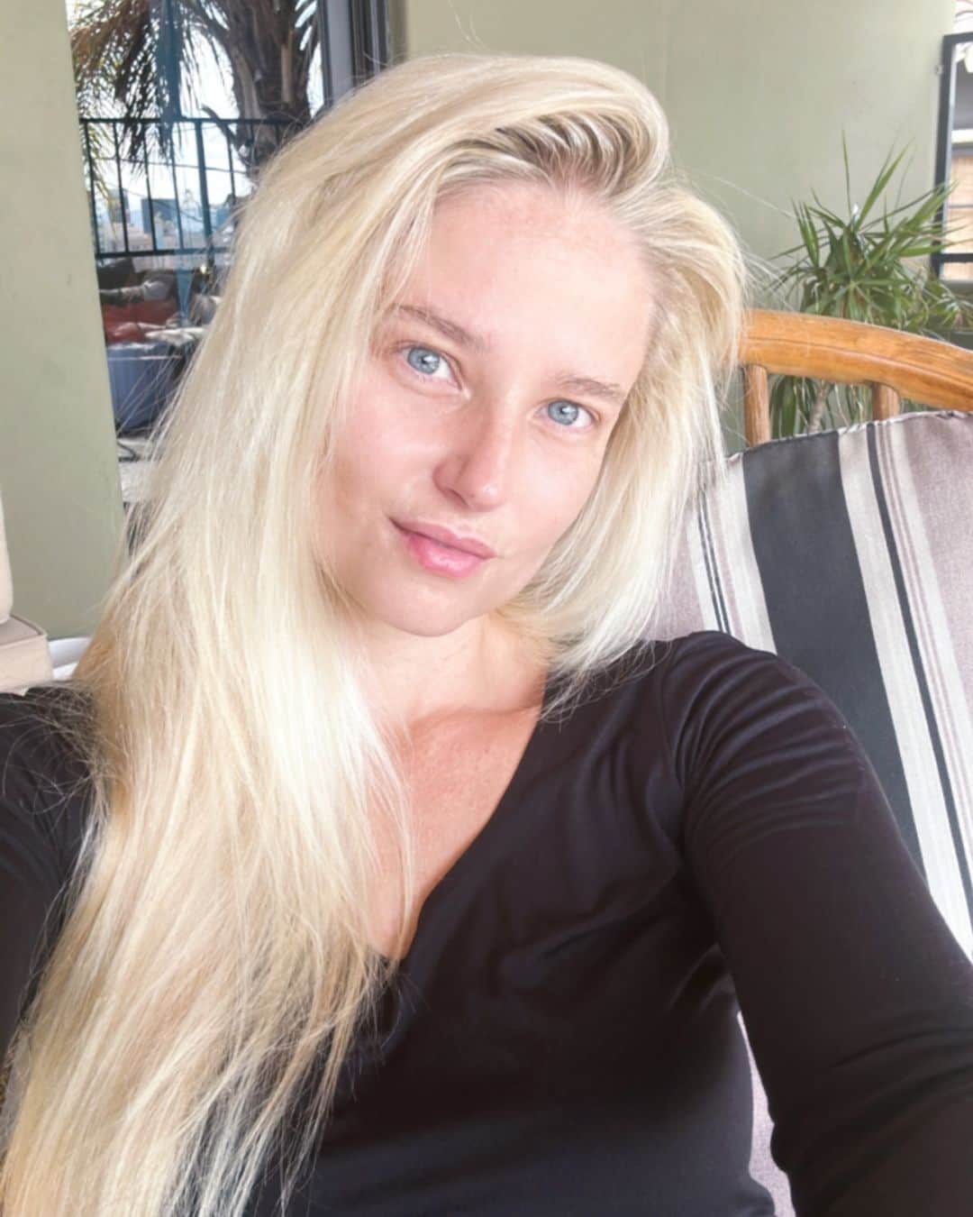ジェネビーブ・モートンのインスタグラム：「This is my thought for the day. Have you created room in your life for the things that you say you want? I once had a friend who had a giant dog, he used to let the dog sleep in the open space next to him on his bed. (Some people fill this space with laundry or books or tv remotes etc) he would always tell me how he wished he had a girlfriend and how he was struggling to find someone. Finally one day I said, “did it ever occur to you that maybe you don’t have room for a girlfriend in your life? Where would she sleep? And where else in your life are you filling up the space with other things or people that the girlfriend should be occupying? Who is fulfilling your emotional intimacy?” You can’t fill a cup that’s already full. If you want to have a healthy fit body, do you make space in your day to exercise? If you want a healthy family life, did you carve out time to be present to them? If you want a better job, did you carve out time to learn something new? If you want a partner did you carve out time and emotional availability for them? Something to think about. In summary, you have to let go of what you have to make room for what you want. Thank you for coming to my ted talk. 🫡」