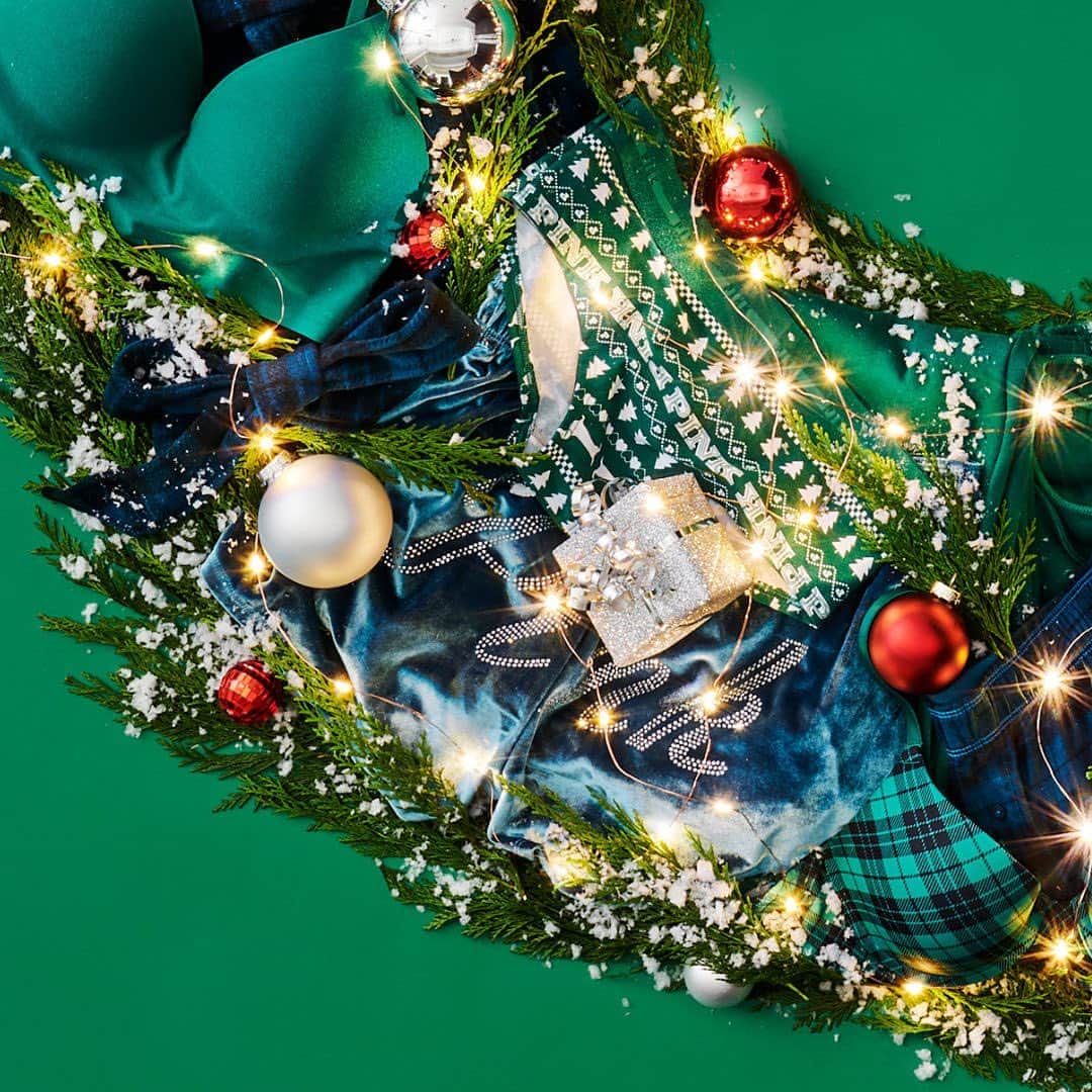 Victoria's Secret PINKさんのインスタグラム写真 - (Victoria's Secret PINKInstagram)「We’re feeling green — not with envy though, just holiday spirit. Find the perfect gifts for everyone on your nice list when you shop PINK.」11月17日 4時41分 - vspink