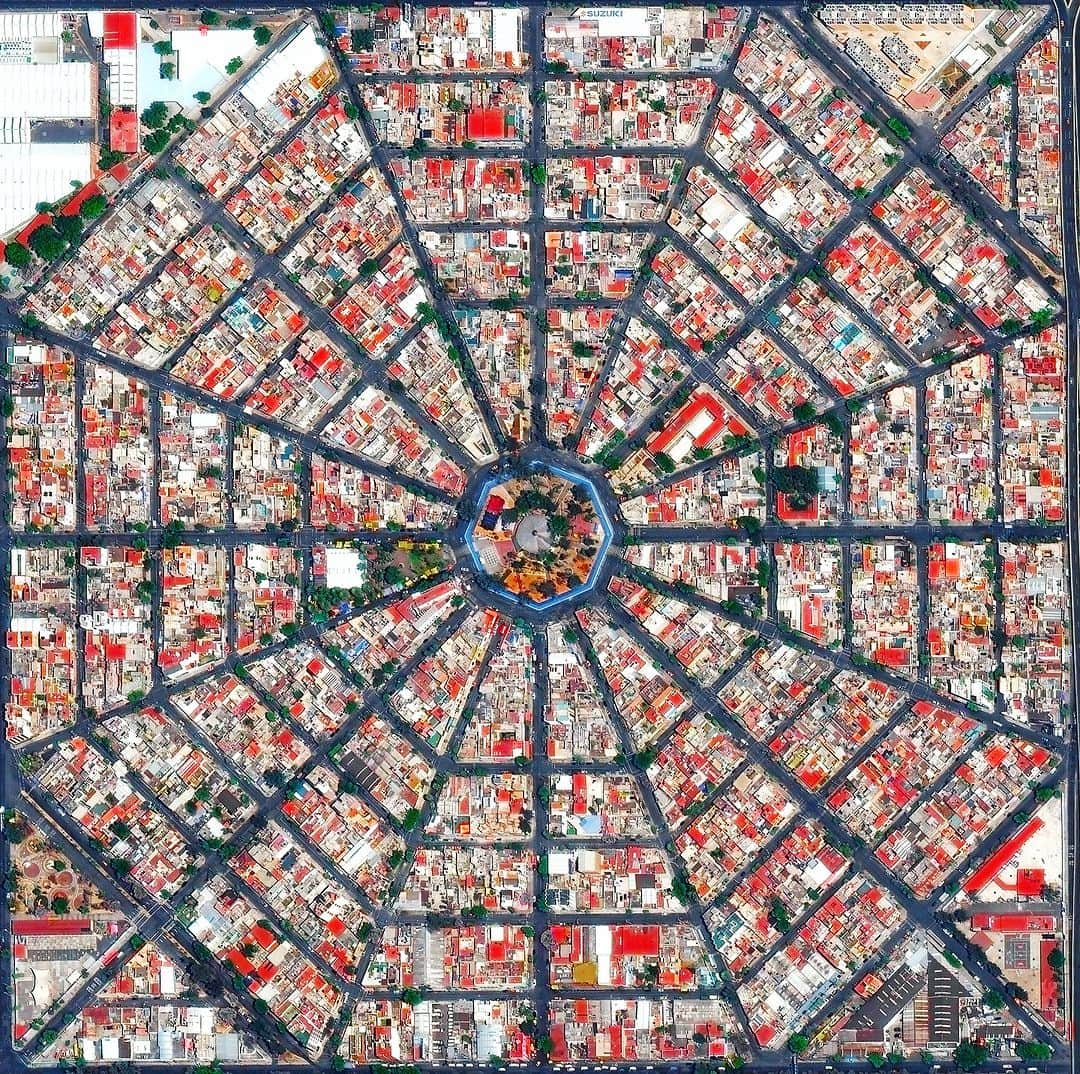 Daily Overviewのインスタグラム：「Radiating streets surround the Plaza Del Ejecutivo in the Venustiano Carranza district of Mexico City, Mexico. This district — which is home to more than 430,000 people — contains three of Mexico City’s large traditional markets: La Merced, Mercado de Sonora, and Mercado Jamaica.  Created by @dailyoverview  Source imagery: @maxartechnologies」