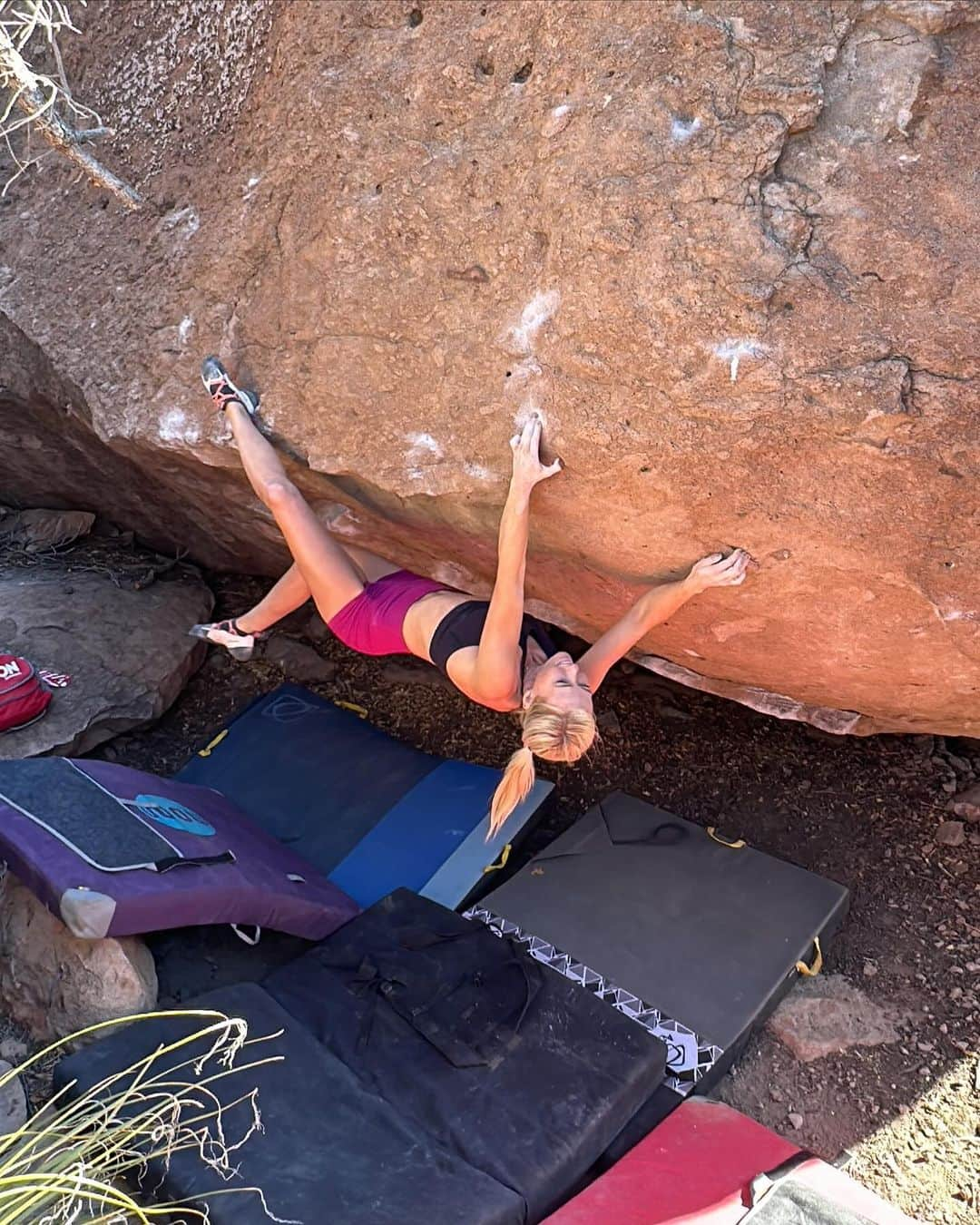 シエラ・ブレア・コイルさんのインスタグラム写真 - (シエラ・ブレア・コイルInstagram)「Every time I look at these photos my fingers hurt 🥵😂  🎥: @queencreekbouldering」11月17日 4時45分 - sierrablaircoyl