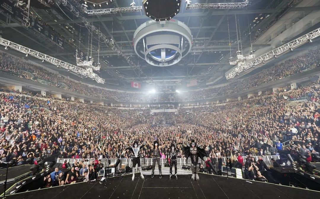 KISSのインスタグラム：「Thank You #WINNIPEG!  We will NEVER forget You! #EndOfTheRoadTour」