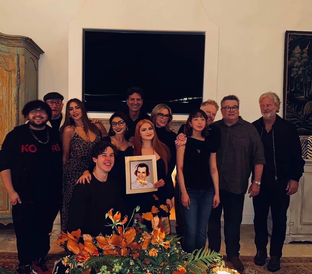 アリエル・ウィンターのインスタグラム：「I can see how this looks but Ty is alive and well I PROMISE😂❤️ He’ll definitely be there for the next one 😉🎉 #modernfamily」