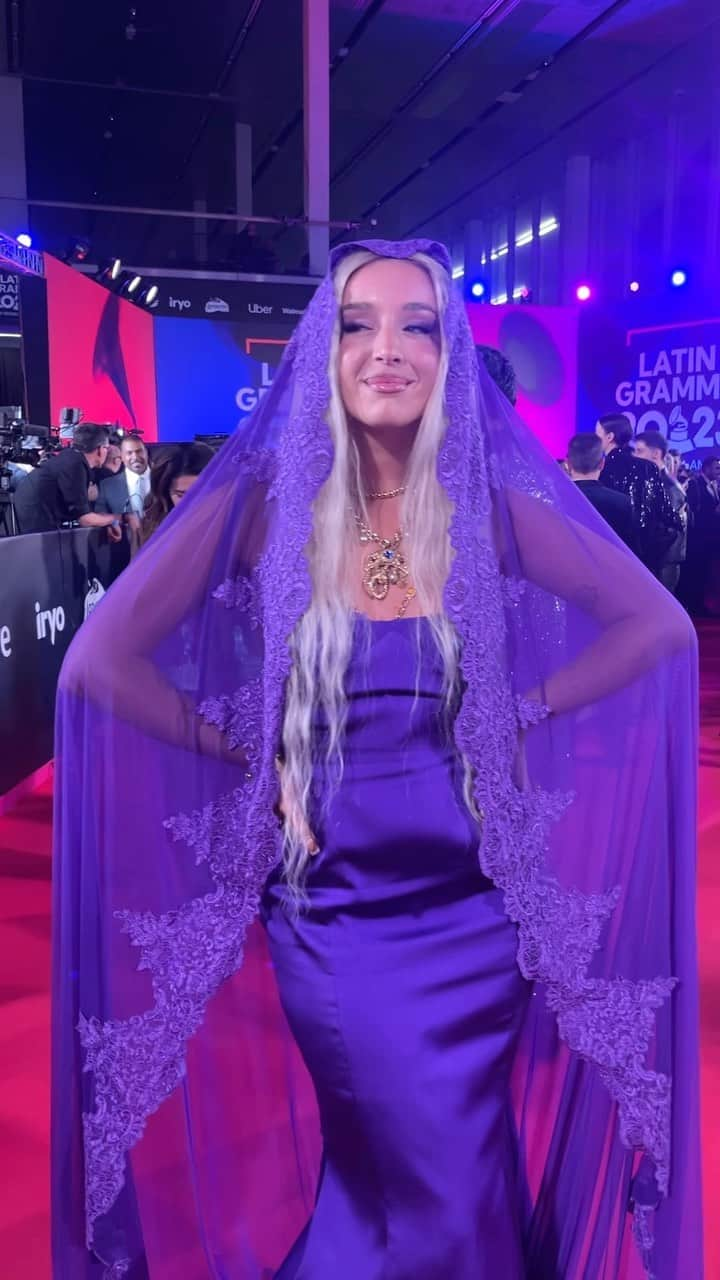 Vogue Españaのインスタグラム：「@lolaindigo ha acudido a los #LatinGrammy 2023 vestida de @nicolas__montenegro 💜」