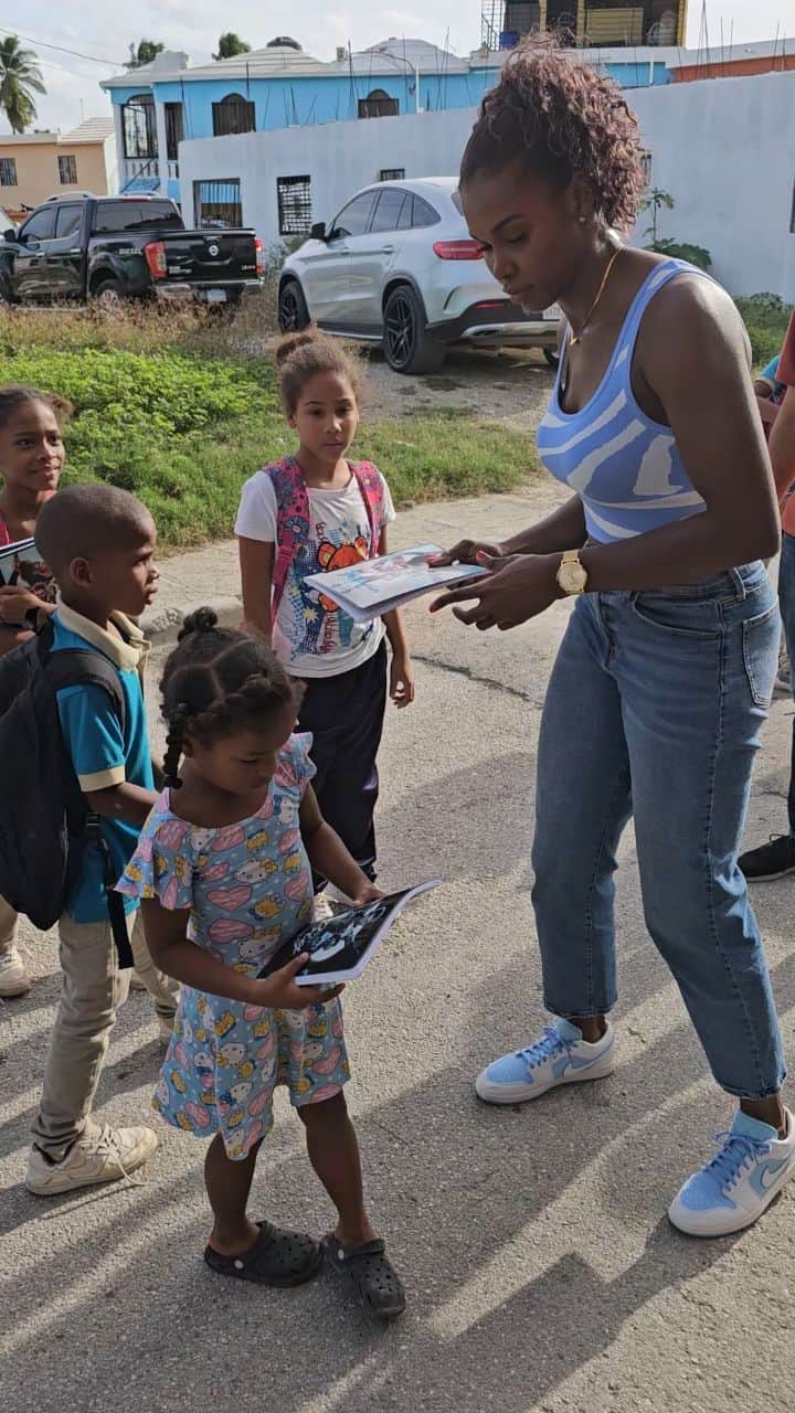 ベタニア・デラクルスのインスタグラム：「De regreso a la capital, tras terminar nuestro trabajo en los @juegosinefi2023, pasamos por Tamayo y Bethania de la Cruz @thebigbeth vio un grupo de niños saliendo de la escuela y decidió darle mascotas a cada uno de ellos. Las almas bondadosas existen, señores. Mis respetos a esta Reina nuestra que nos enorgullece. ¡Bien hecho, Bethania!」