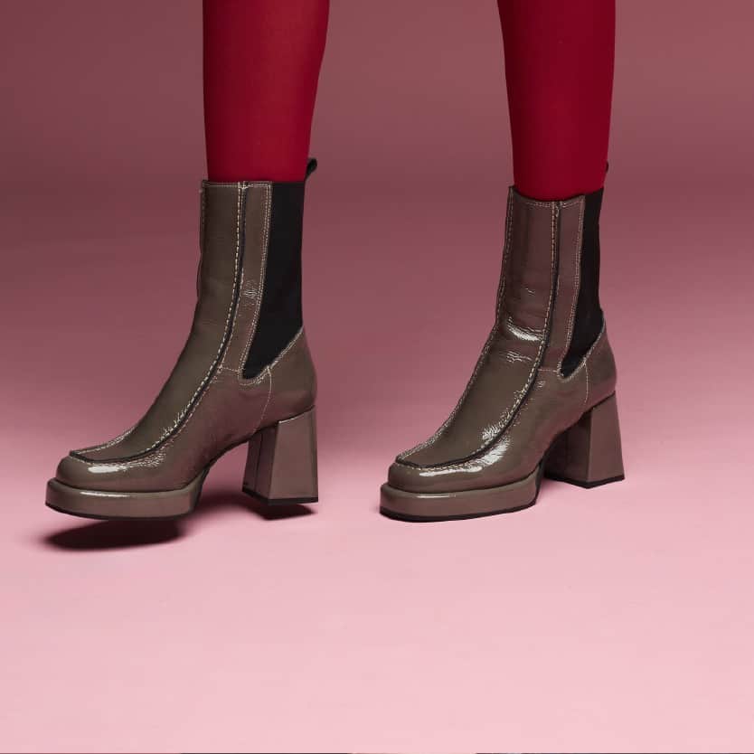 ジャネット&ジャネットのインスタグラム：「Your Winter essential: the glossy heeled boots. #janetandjanet #fw23」