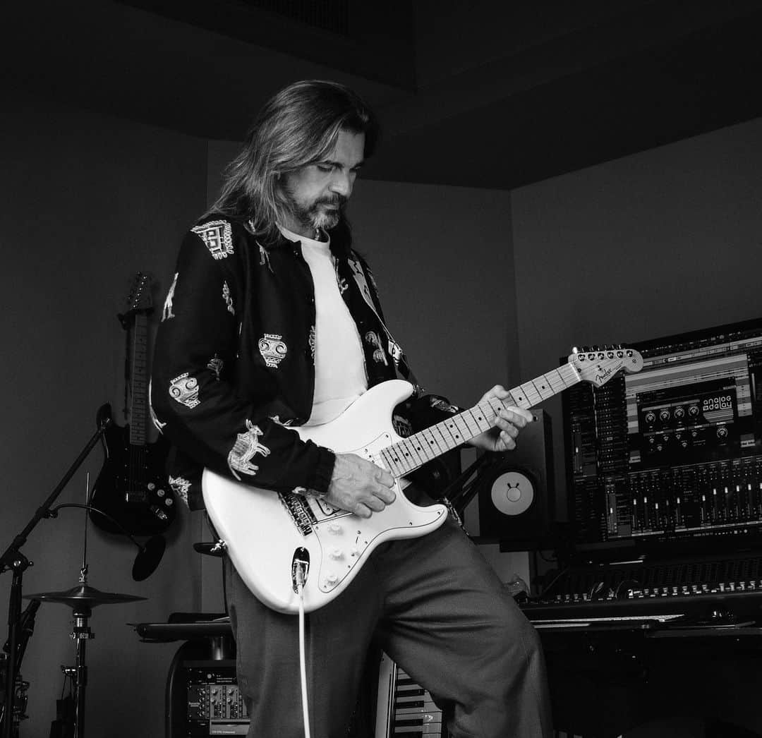 Fender Guitarのインスタグラム：「Congratulations to @Juanes on his Latin Grammy win this year! 🏆 Get a closer look at the Juanes Signature Stratocaster at the link in bio.」