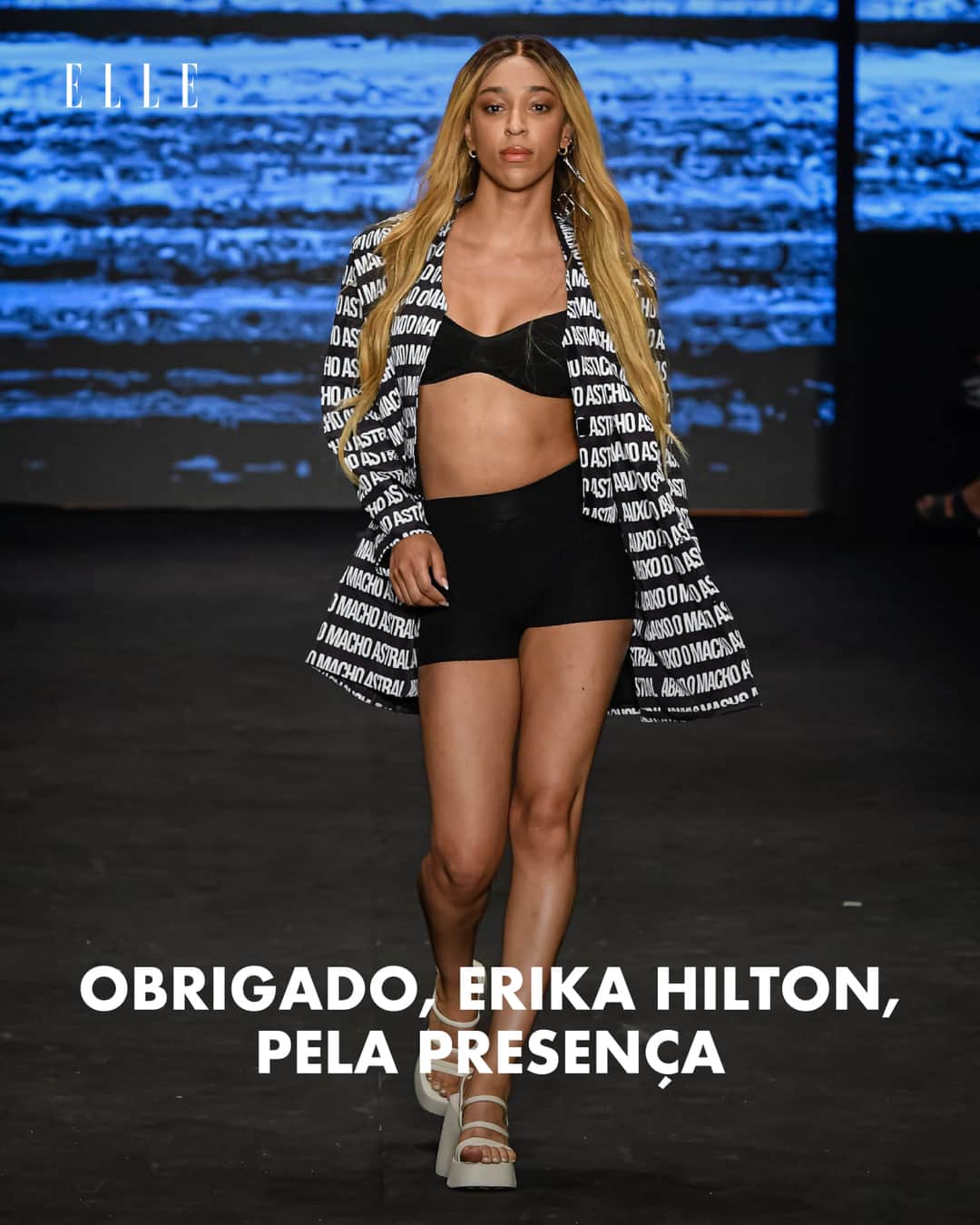 ELLE Brasilのインスタグラム：「A deputada federal @hilton_erika desfilou para as marcas @apartamento03 e @led_cd durante a última edição da @spfw, que acabou no último domingo (12.11). Sua presença no evento de moda causou burburinho nas redes sociais. "Este é um setor criado por gente que sonha e ama o que faz. E, por isso, aquele seu argumento de que, sim, moda é política, mas ainda mais do que política, moda é algo que você simplesmente gosta, encanta tanto. Afinal, nenhum cara precisa dizer que futebol é político para poder gostar de futebol e fazer entender a sua importância", diz o editor de moda @gabrielhmonteiro.  No carrossel, você lê parte do texto sobre a polêmica infundada que invadiu as redes sociais não só da direita, como também da esquerda. Para ler o artigo completo, acesse elle.com.br. (fotos: @agfotosite e @bobwolfenson)」