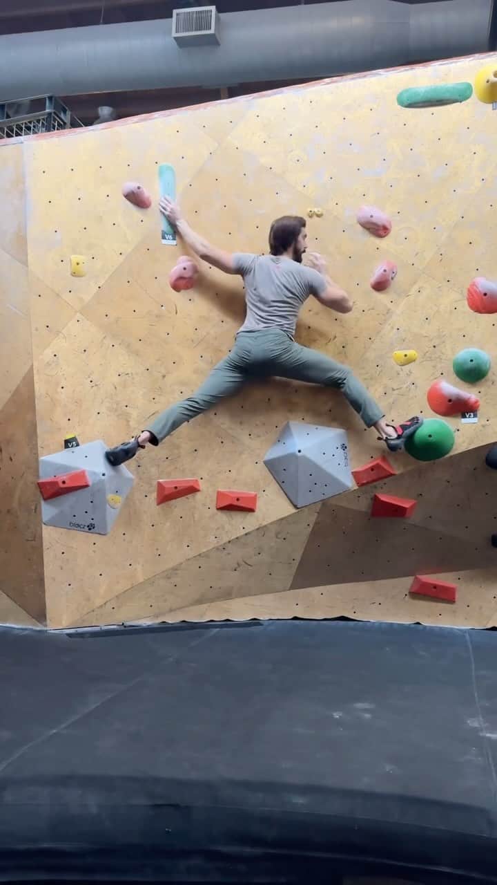 アレックス・ブノワのインスタグラム：「First V6! Thank you long legs… #bouldering #v6」