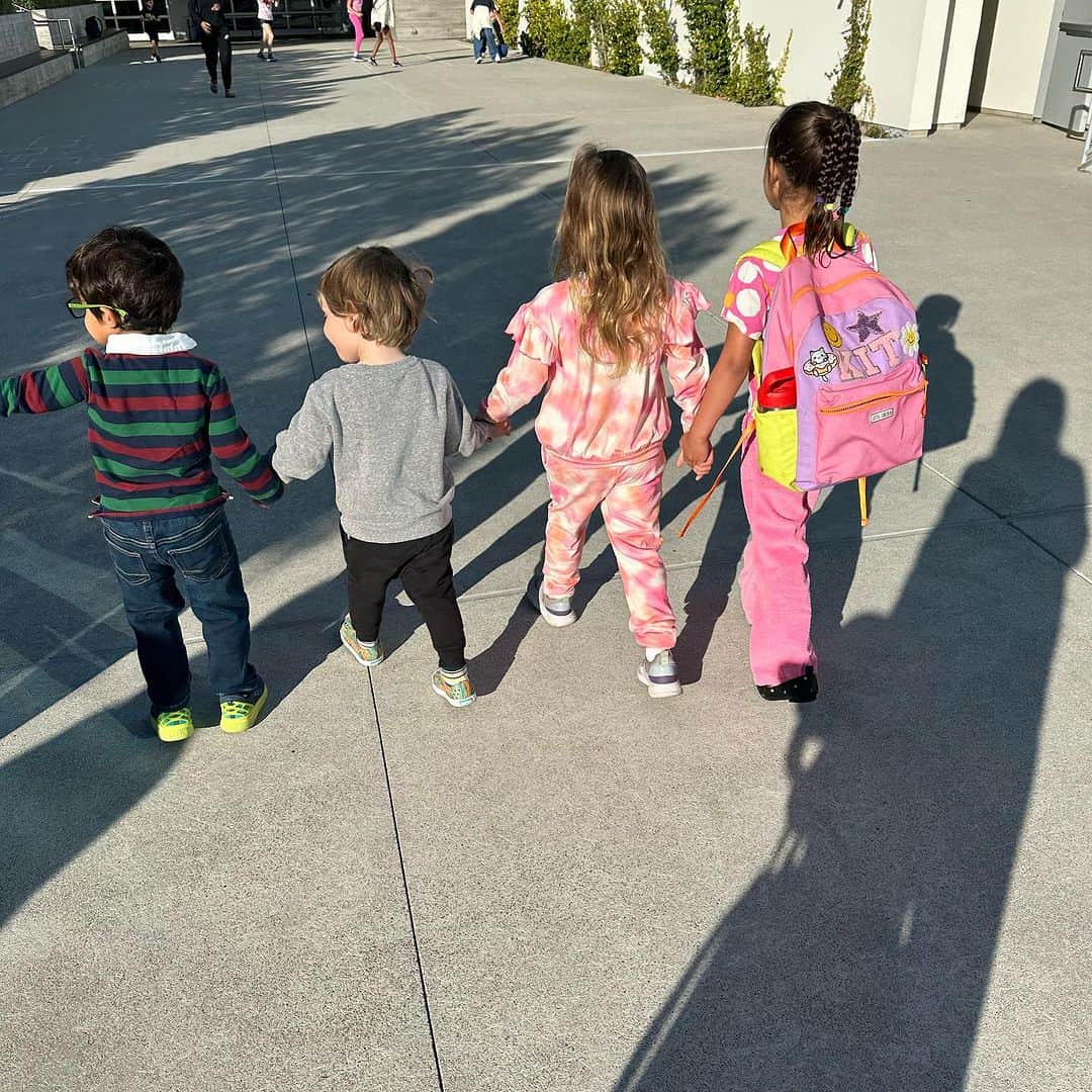 ミンディ・カリングのインスタグラム：「School Fronds.」