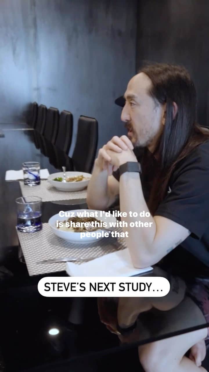 スティーヴ・アオキのインスタグラム：「Lunchtime discussions with @bryanjohnson_ got @steveaoki curious about the impact of travel and sleep on our brains. Time to head to Bryan’s office for a brain scan and dive deeper into the fascinating world of brain science! 🧠🔬」