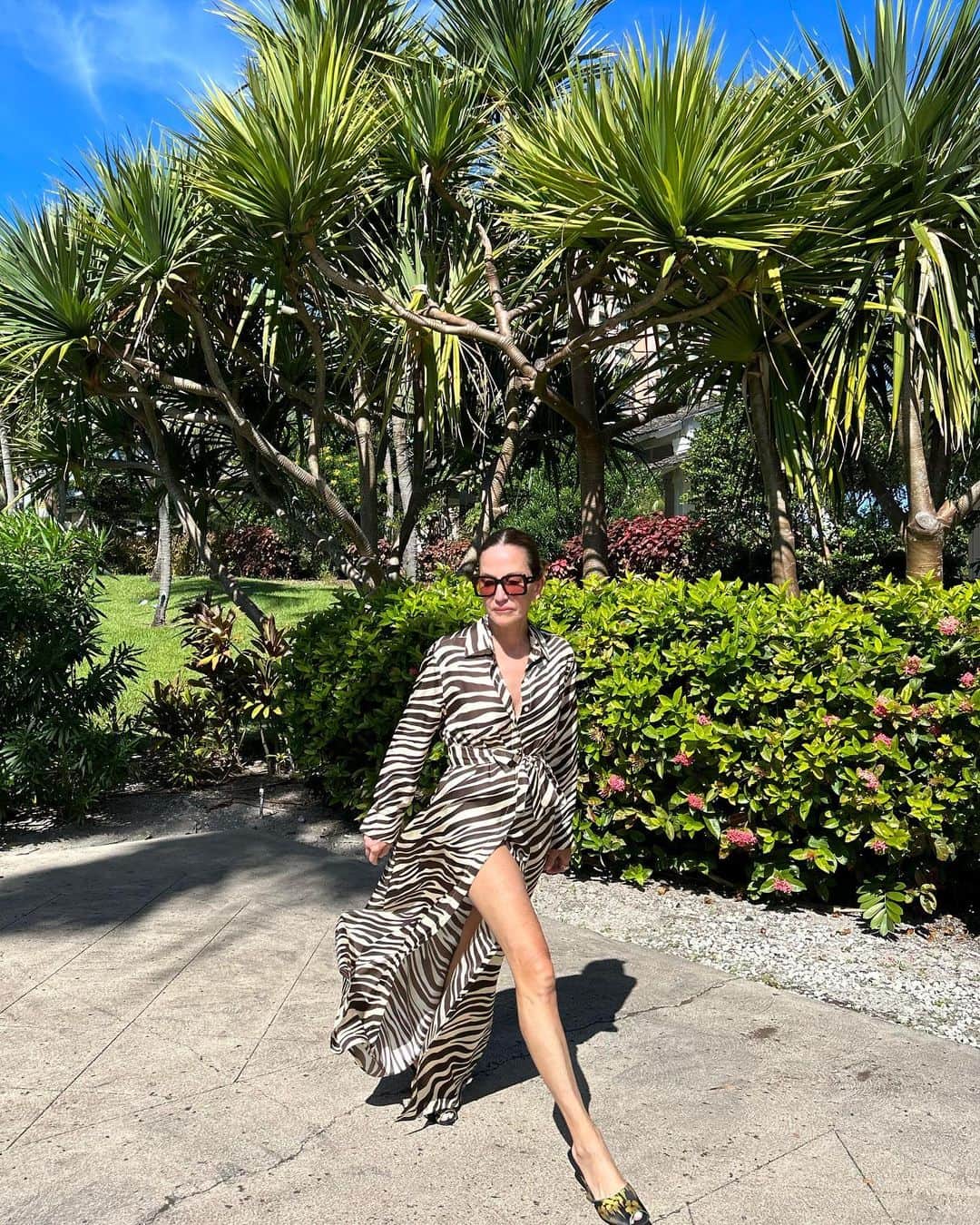 シンシア ローリーのインスタグラム：「Just another day in paradise」