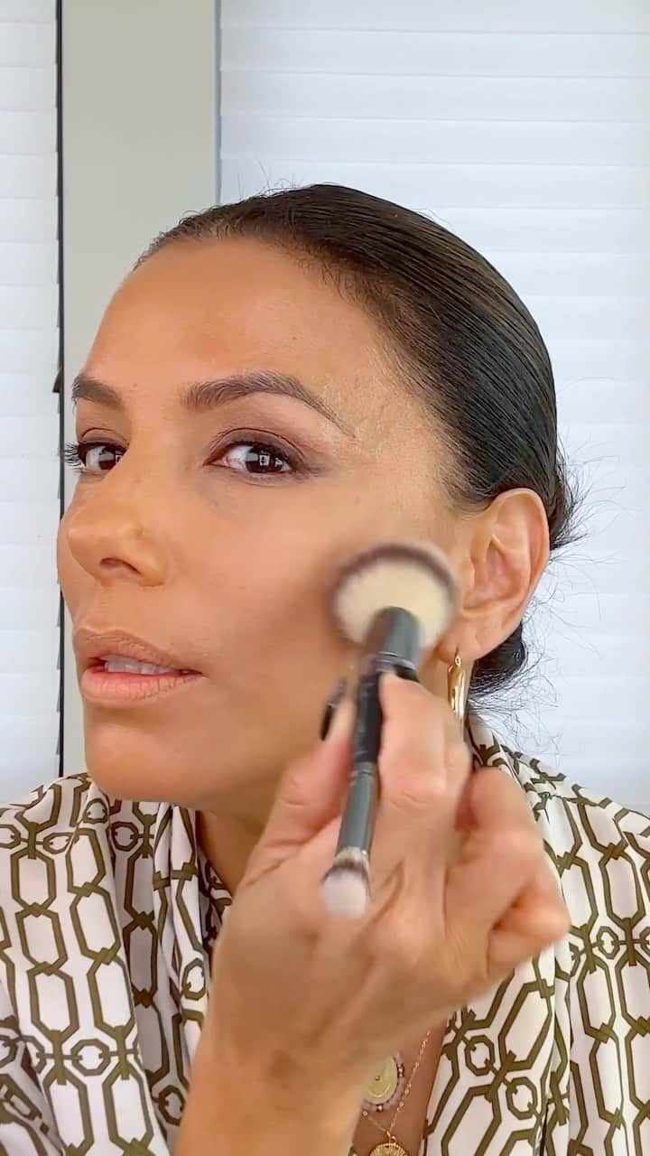 のインスタグラム：「Leave it to @evalongoria to deliver a snatched beauty look as she gets ready to pick her son up from school. In the latest installment of Vogue’s #beautysecrets video series, the actor spills the secrets behind her glowing complexion and bronzed makeup look. “They have chosen to do this video before I’m picking my son up from school,” she deadpans. “I am gonna show up as the hottest mom out there. I’m gonna be like ‘bam! Hey! What’s his homework?’”   Tap the link in bio to watch the star get ready.   Director: @gabriellereich DP: @dczaczyk Editor: @msuyeda」