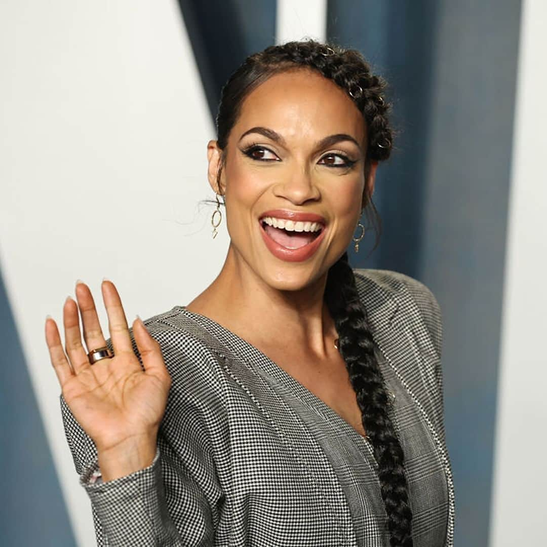 ロザリオ・ドーソンのインスタグラム：「From showtime to philanthropy to fashion, Rosario Dawson’s life really is a movie. #withOura she’s ready for a new type of close-up, getting personalized data and health insights straight from the most reliable source, her body.  We’re honored to partner with Rosario and welcome her to the Oura Community. Join us in welcoming her in the comments below.」