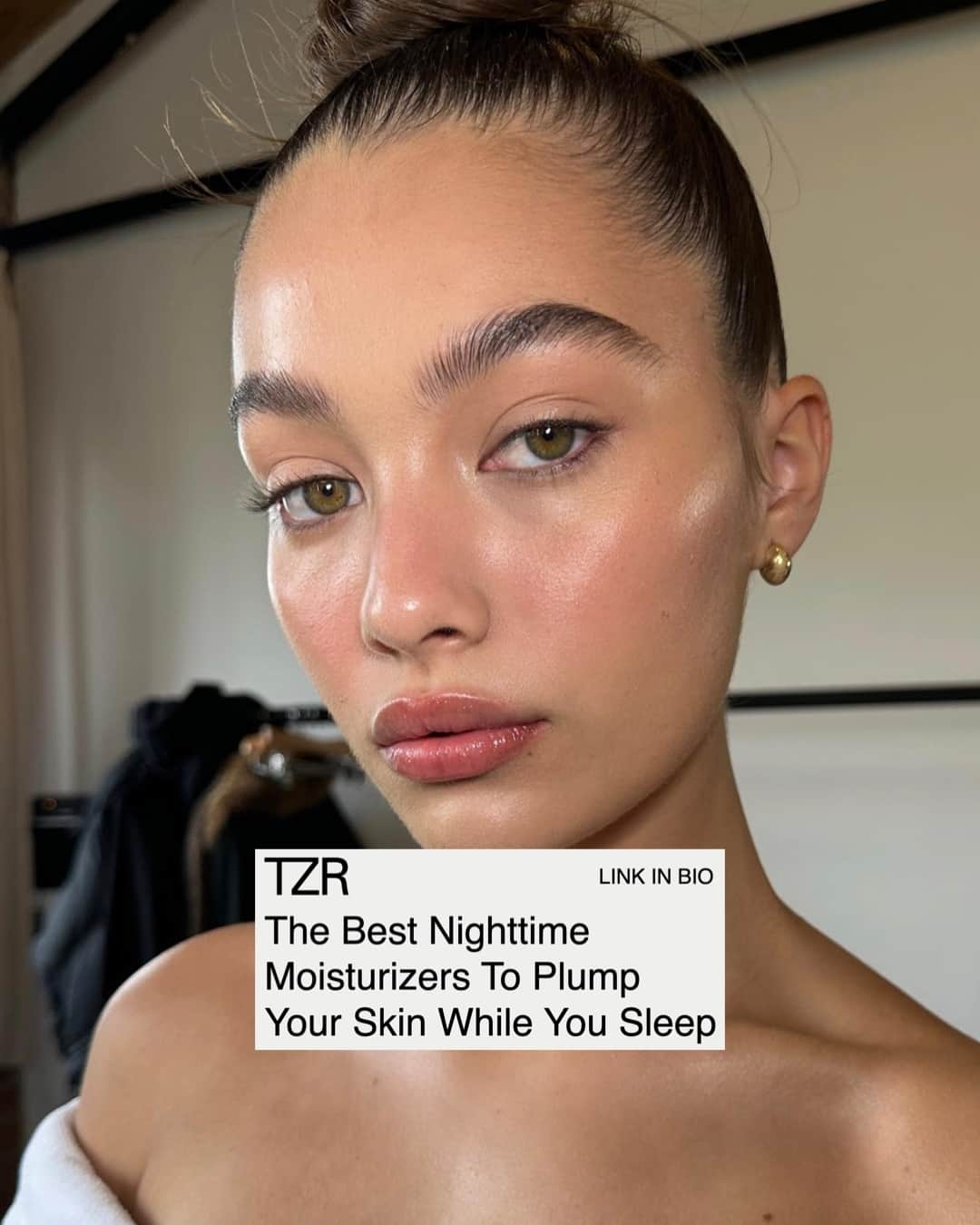 The Zoe Reportのインスタグラム：「See you later dull, tired skin 👋 At the link in our bio, see the nighttime moisturizers team TZR relies on for more radiant and healthier-looking skin.⁠ ⁠ 📷: @nikki_makeup」
