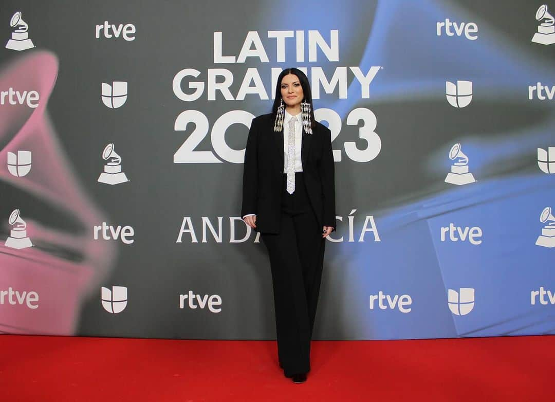 ラウラ・パウジーニのインスタグラム：「Red Carpet @latingrammys 2023! 🖤  Thanks @pppiccioli   Total look: @maisonvalentino Styling: @susanna_ausoni  MUAH: @rebecatfigueroa   #LatinGRAMMY #LatinGrammyRedCarpet」