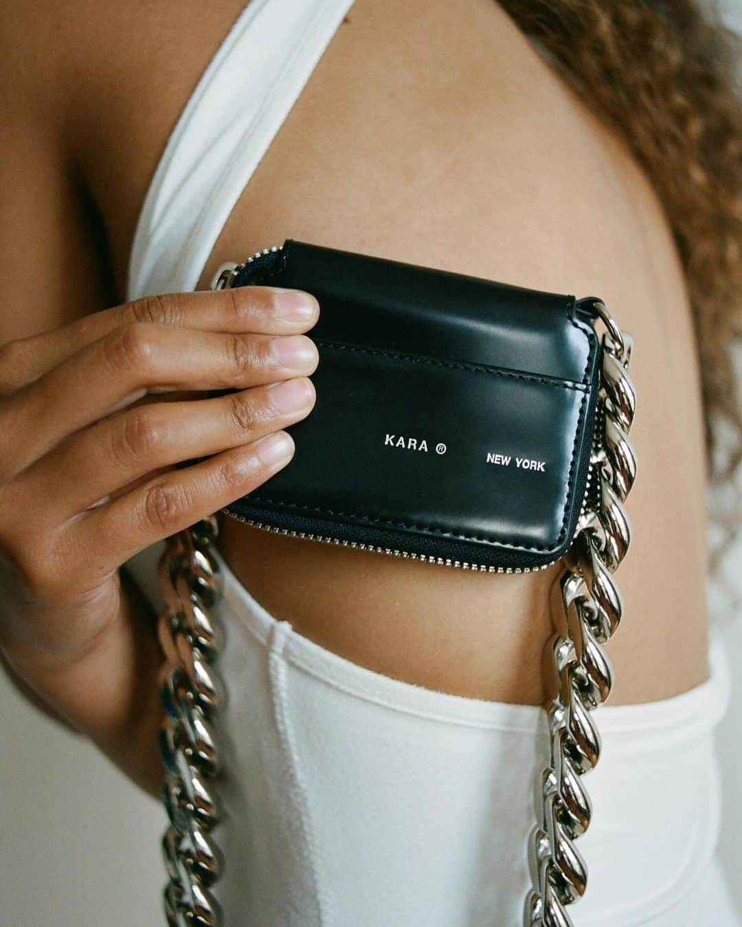 KARAさんのインスタグラム写真 - (KARAInstagram)「Black Bike Wallet on @indiasleem⛓️🖤」11月17日 6時00分 - kara