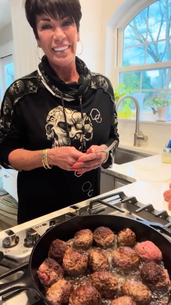 Glamour Magazineのインスタグラム：「#SusanNoles established herself as the MVP of #TheGoldenBachelor, from her expertise in the kitchen to doing her fellow contestants’ hair. Coming from an #ItalianAmerican family, Susan fed both the cast and crew dishes she learned from her nana, the most famous of which is her #meatballs. Follow along as @thesusannoles shows us how to make her “gas-free” meatballs, with the full recipe at the link in bio.」