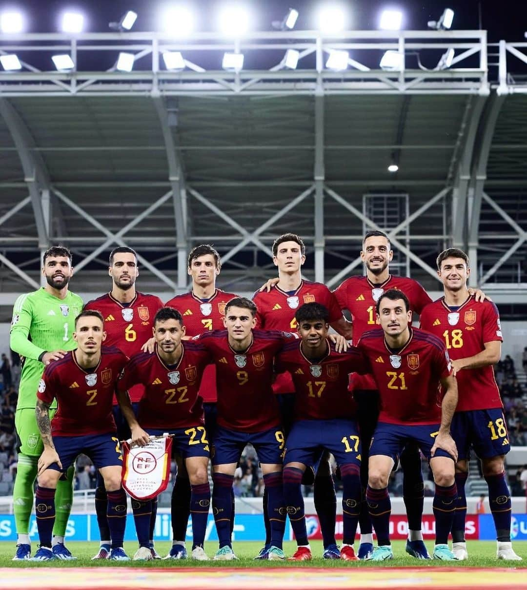 ヘスス・ナバスさんのインスタグラム写真 - (ヘスス・ナバスInstagram)「Seguimos. !Vamos España! Qué orgullo más grande llegar a los 50 partidos, llevar el brazalete de capitán y disfrutar de cada momento al máximo. Es algo único  @sefutbol」11月17日 5時19分 - jnavas16