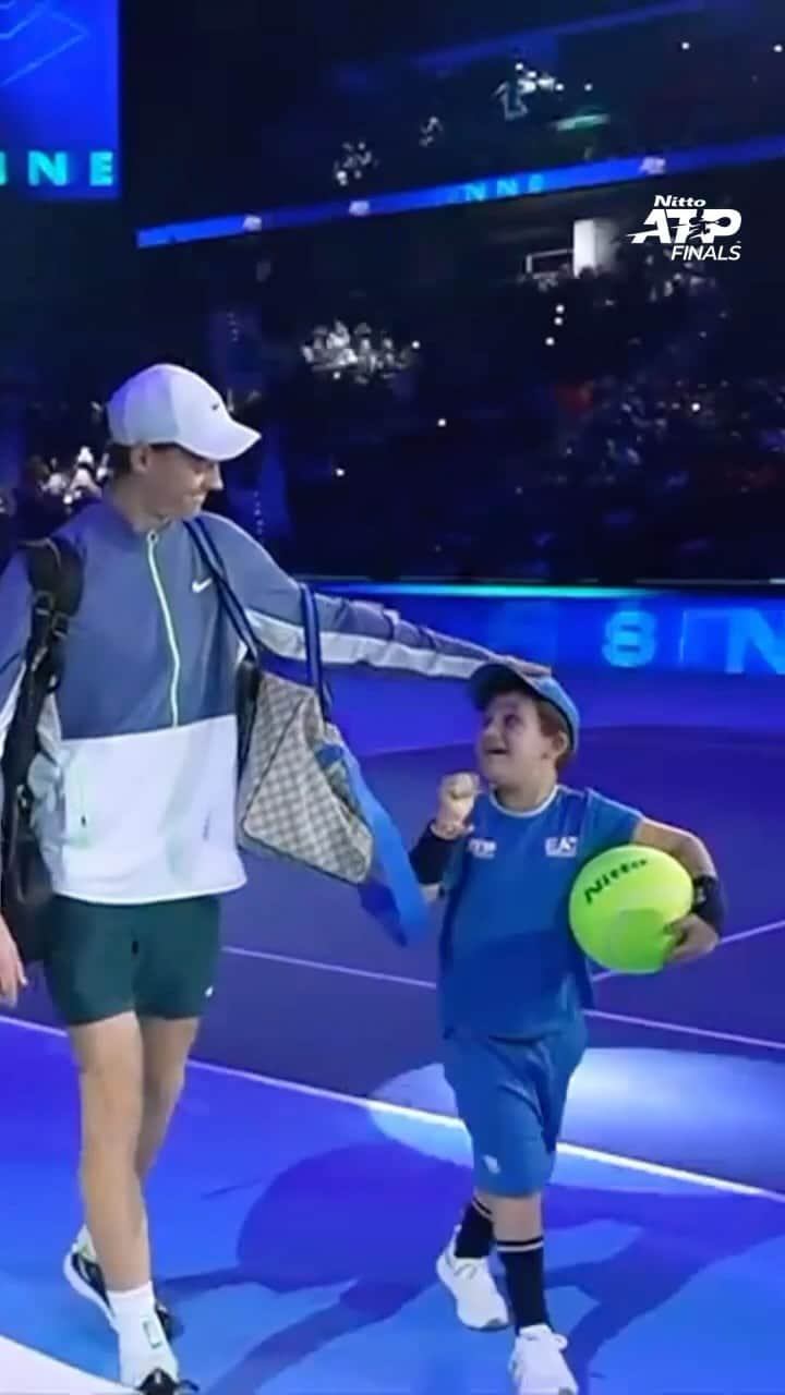 ATP World Tourのインスタグラム：「So wholesome ❤️   This ballkid will NEVER forget this moment with @janniksin 🫶   #nittoatpfinals」