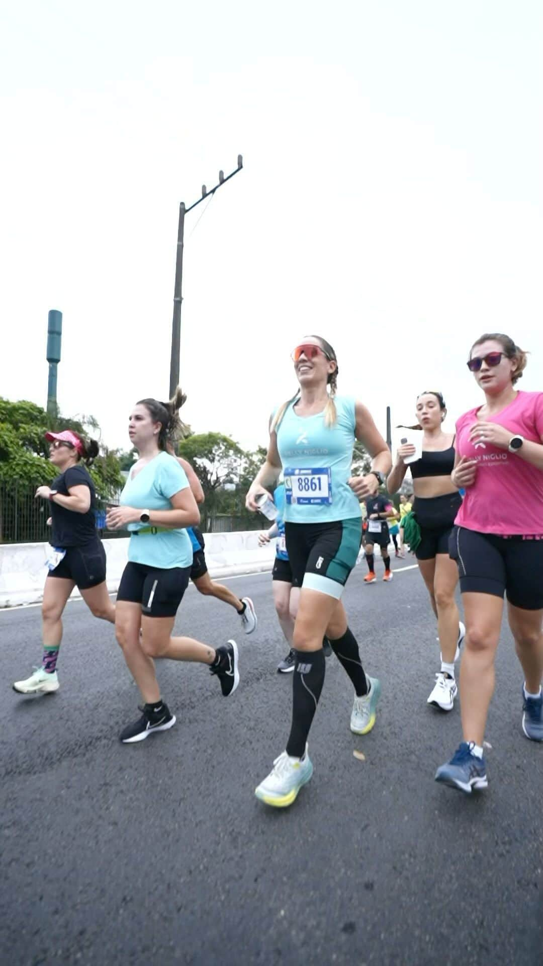 ニーナのインスタグラム：「Podemos conquistar muitas coisas sozinhas… mas juntas conquistamos muito mais! Marque as amigas que te inspiram e te levam sempre em busca da sua melhor versão! 🏃🏼‍♀️🏃🏻‍♀️🏃🏼‍♀️🏃🏻‍♀️💨💨💨💨  Se você ainda não corre aproveita a Black Friday e entra pra turma do Programa de Corrida Online 🔥 Link na bio 🚀🚀🚀🚀  #corrida #corredoras #corridaderua #amizade #inspiracao #conquistas #saude #felicidade   Boraaaa dar o primeiro passo 🏃🏻‍♀️🏃🏼‍♀️🏃🏿‍♀️🏃‍♀️」