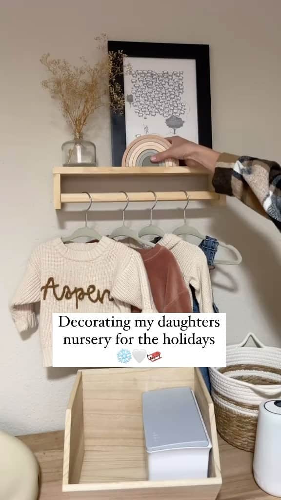 The Honest Companyのインスタグラム：「Spread the holiday cheer in every room! 🌟✨ Our limited-edition winter prints are the perfect addition to make any nursery merry and bright. 🐧  Get yours today at the #linkinbio! ❄️  📹| TikTok:@alexslivinlife」