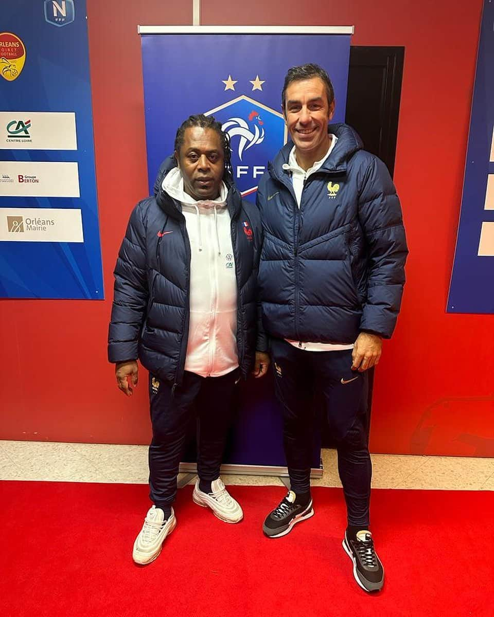 ロベール・ピレスのインスタグラム：「DE RETOUR EN BLEU 🇫🇷 Dans le cadre de ma formation, j'accompagne le staff de Bernard Diomede sélectionneur des U19 ⚽  Bravo aux gars pour la victoire hier 2-0 face à l'Estonie lors du 1er tour de qualification à l'Euro 19 2024 👏」