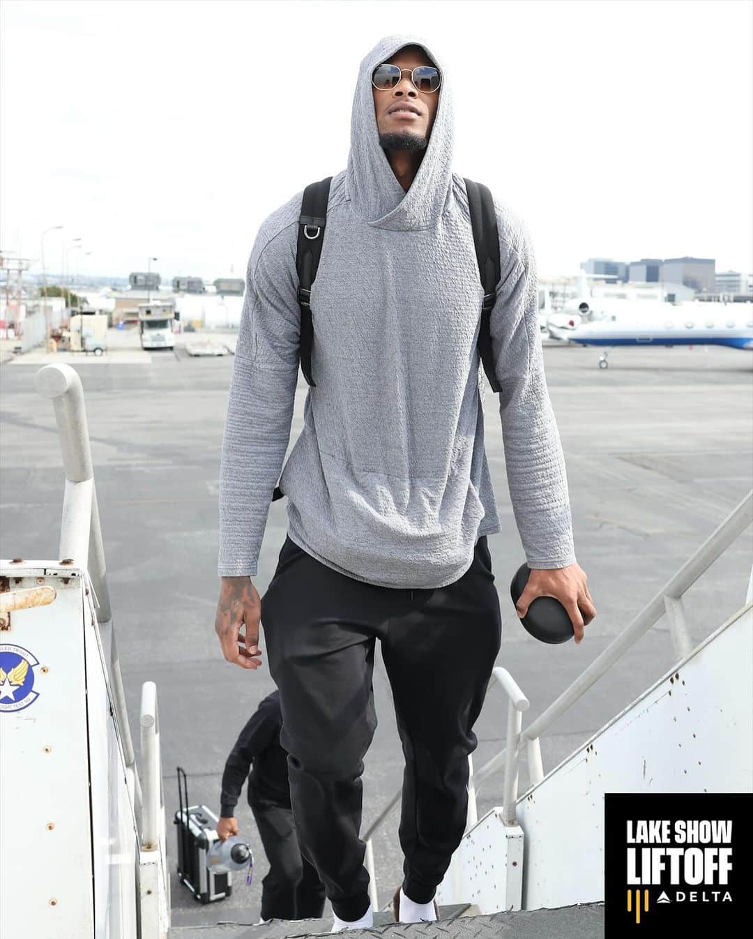 Los Angeles Lakersさんのインスタグラム写真 - (Los Angeles LakersInstagram)「Wheels up   @delta | #LakeShowLiftOff」11月17日 5時39分 - lakers