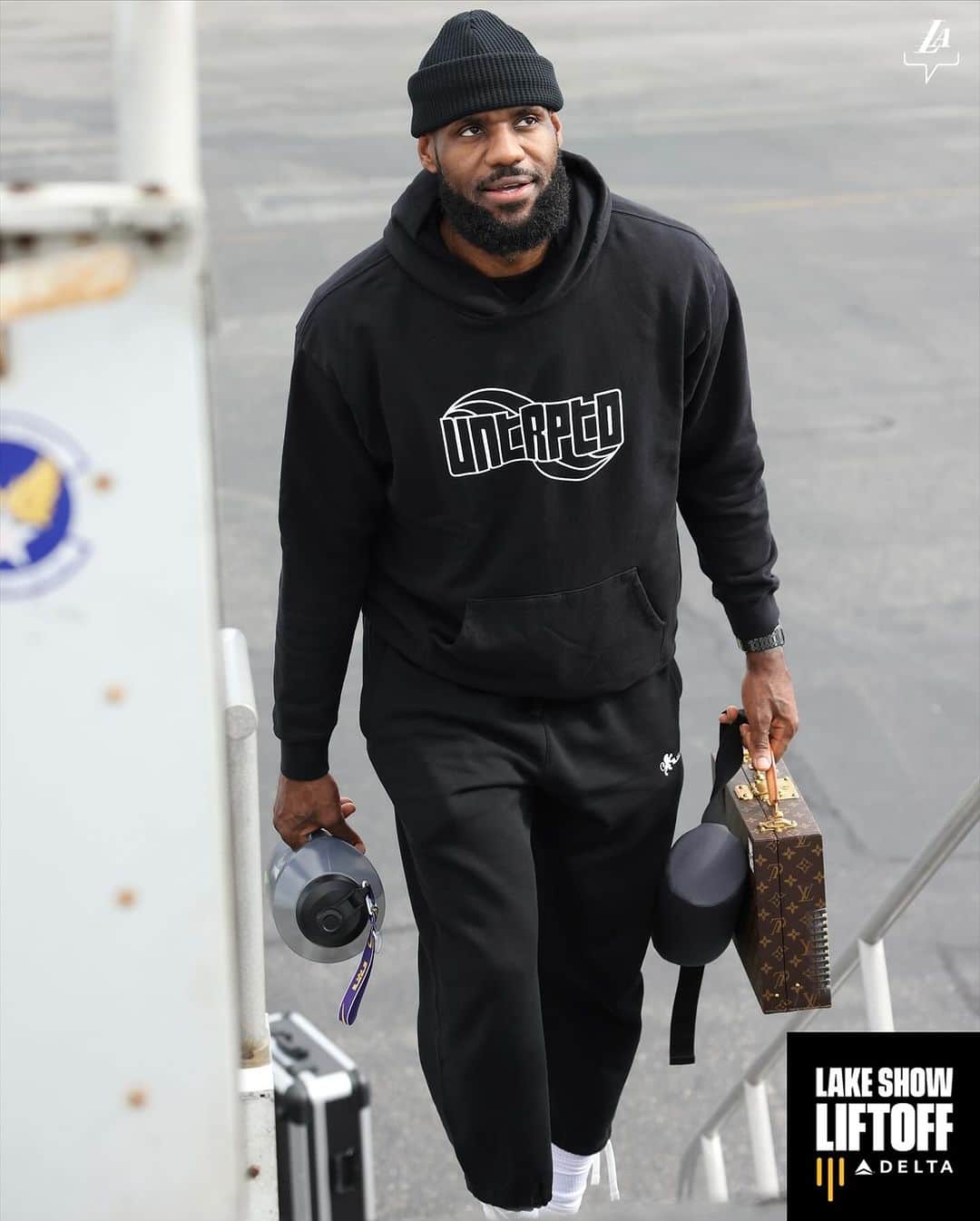 のインスタグラム：「Wheels up   @delta | #LakeShowLiftOff」