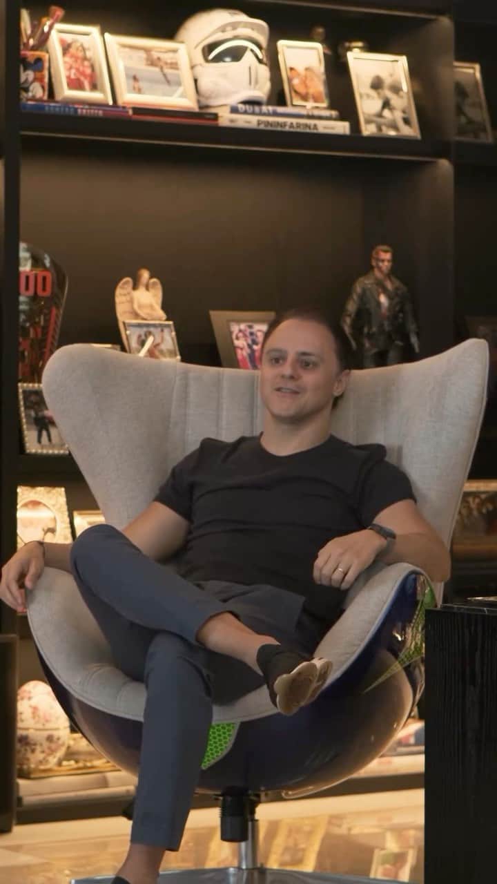 フェリペ・マッサのインスタグラム：「As dores fazem parte da história de um campeão. Mas elas não podem nos parar.  Ser piloto é vencer todos os obstáculos para conquistar os seus sonhos. E se doer, @dorflex é o número 1 no combate às dores!  #dorflex #dor #felipemassa #publicidade  DORFLEX®️ (dipirona monoidratada, citrato de orfenadrina, cafeína anidra). Indicações: no alívio da dor associada a contraturas musculares, incluindo cefaleia tensional. MS: 1.8326.0354. DORFLEX®️ UNO (dipirona monoidratada). Indicação: analgésico e antitérmico. MS 1.8326.0460. O USO DO MEDICAMENTO PODE TRAZER ALGUNS RISCOS. Leia atentamente a bula. SE PERSISTIREM OS SINTOMAS, O MÉDICO DEVERÁ SER CONSULTADO. Nov/23 MAT-BR-2306695 1-IQVIA FMB vendas 2022」