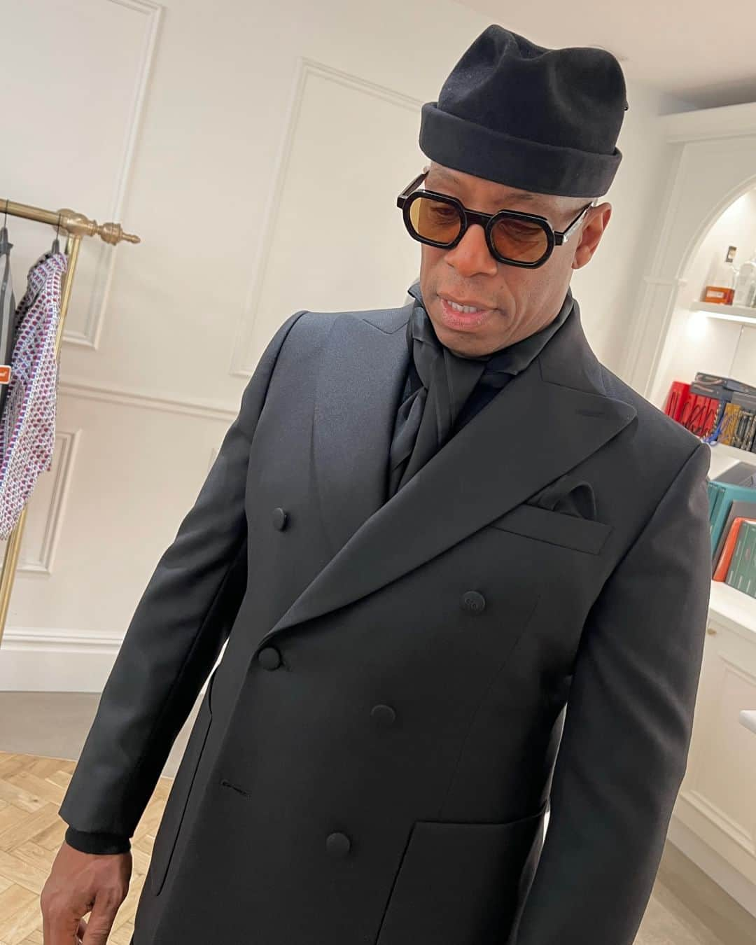 クロスサージョンさんのインスタグラム写真 - (クロスサージョンInstagram)「clothsurgeon BESPOKE  Ian Wright OBE GQ Men Of The Year Event 2023  @matharu_rav  @wrightyofficial  @jessstebbingsstylist  @_marcelrodrigues_  @britishgq   #clothsurgeon #savilerow #bespoke」11月17日 5時46分 - clothsurgeon