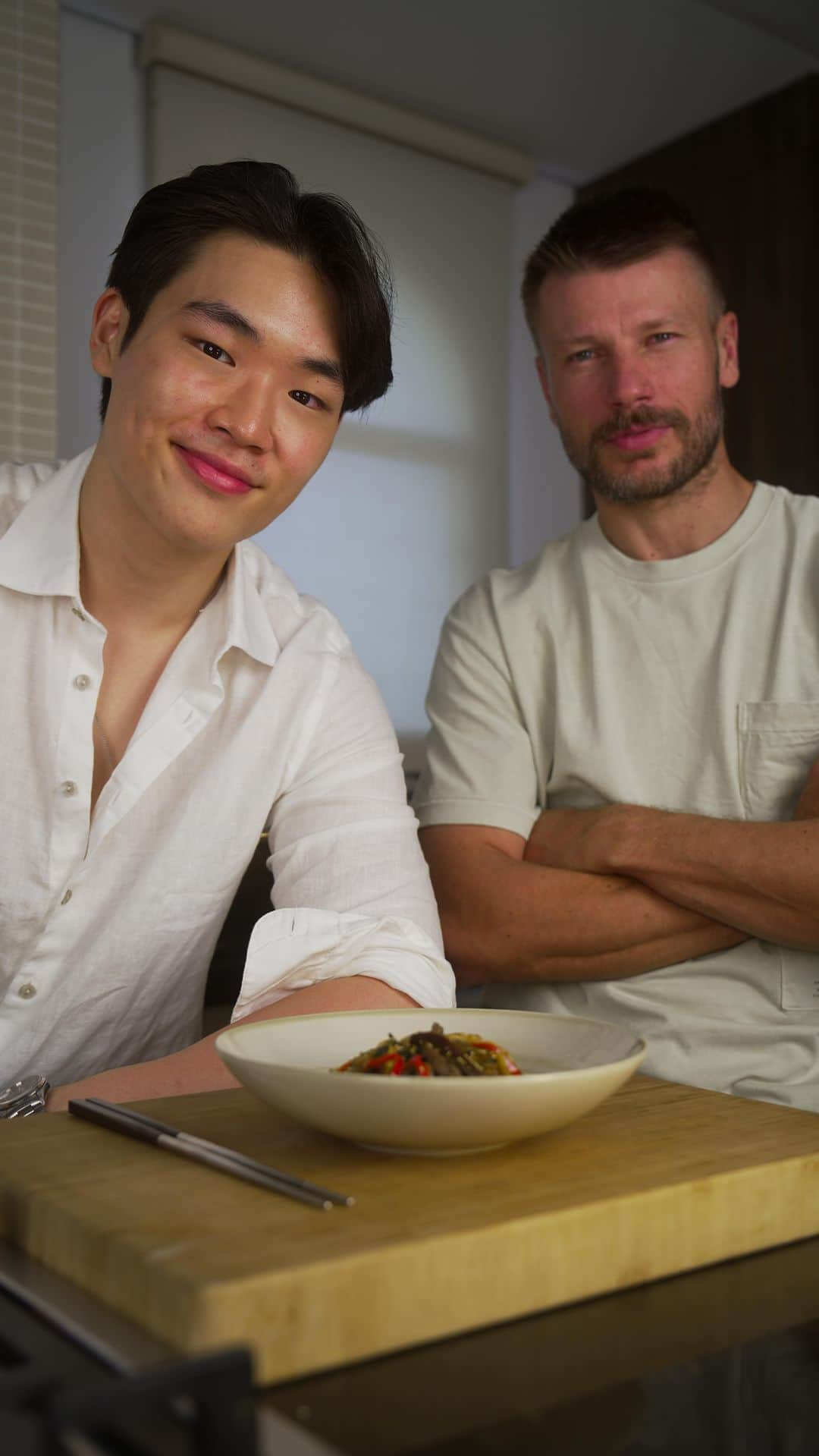 Rodrigo Hilbertのインスタグラム：「japchae 🎶🤤  Ingredientes   - 200 gramas filé mignon (temperar com shoyu, alho, açúcar & pimenta do reino) - 6-8 Shitake tamanho médio (temperar com shoyu e açúcar) - 3 Ovos fritos, enrolados & cortados em tiras - 150 gramas de espinafre cozido e drenado (temperar com óleo de gergelim, shoyu & alho) - 200 gramas de dangmyeon (macarrão de batata doces), após cozido por 6 minutos na água fervente, cortar com tesoura e temperar com shoyu, óleo de gergelim e açúcar - 1 cebola branca média - 2 cenouras médias - 1-2 pimentões vermelhos ou amarelos  #macarrao #receita #comidaoriental #bts #jungkook #reels」