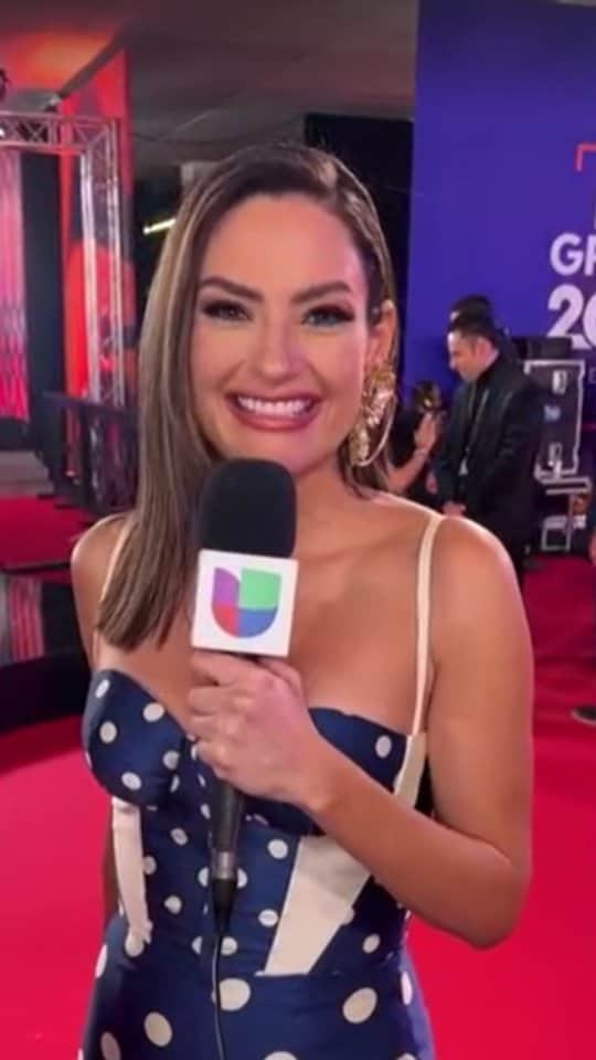 Primer Impactoのインスタグラム：「💥¡Espectacular!  @michellegalvantv nos cuenta detalles del vestido y los  accesorios que eligió para los Latin GRAMMY 2023.   📺 No te pierdas todos los detalles de la alfombra roja y el show de #LatinGRAMMY ESTA NOCHE desde las 7p/6c por @univision , @unimas y @galavision」